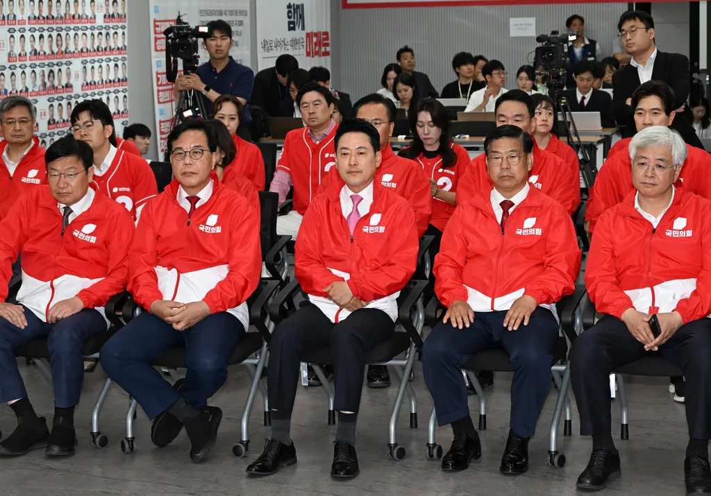 面對地方大選兵敗如山倒趨勢,南韓最大在野政黨「國民力量」高層神情凝重。(美聯社)
