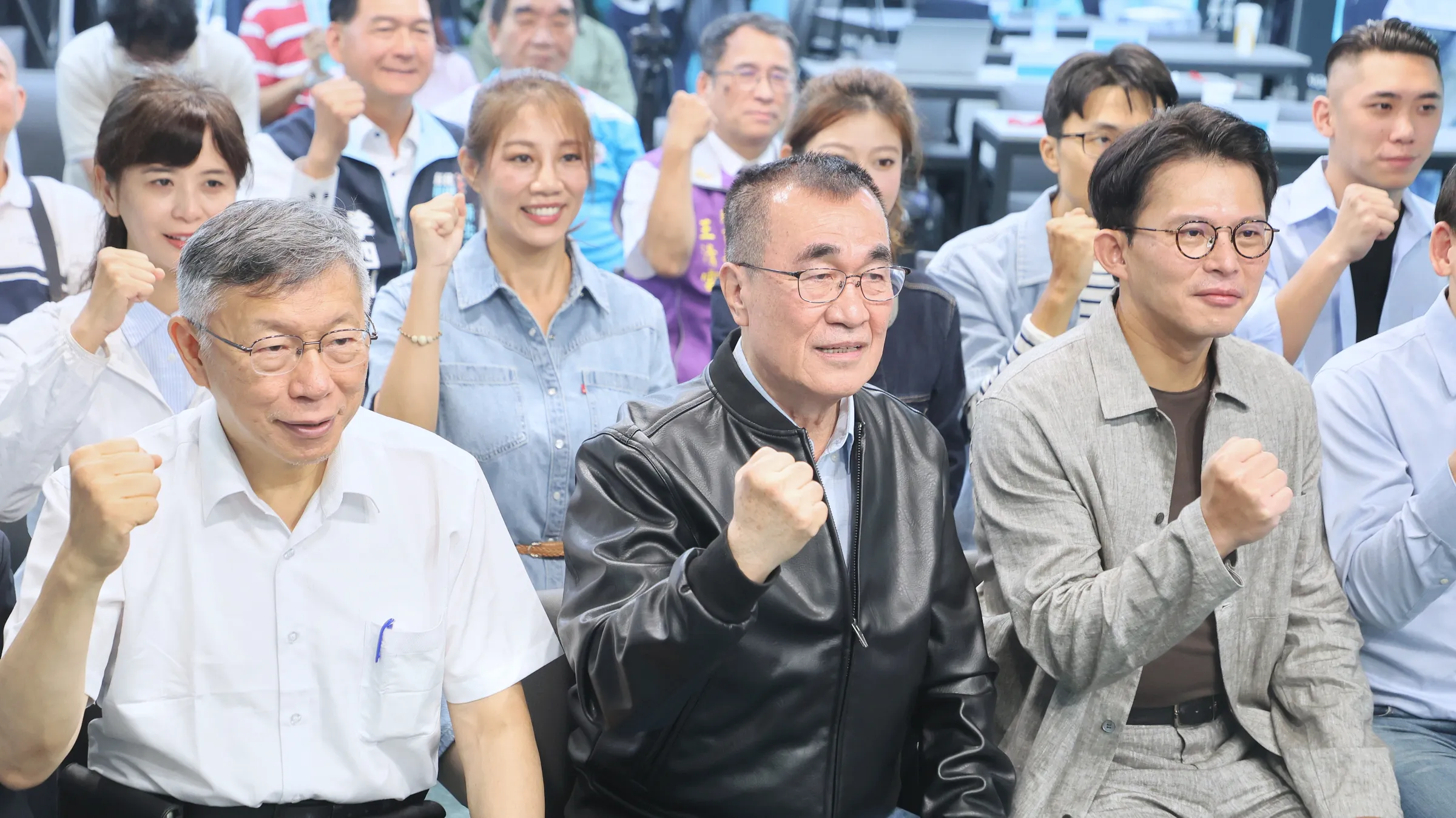 20260606-民眾黨主席黃國昌(右起) 、國民黨新北市長參選人李四川、民眾黨創黨主席柯文哲6日出席民眾黨新北市議員聯合競選總部暨李四川市長候選人後援會成立大會。(柯承惠攝)