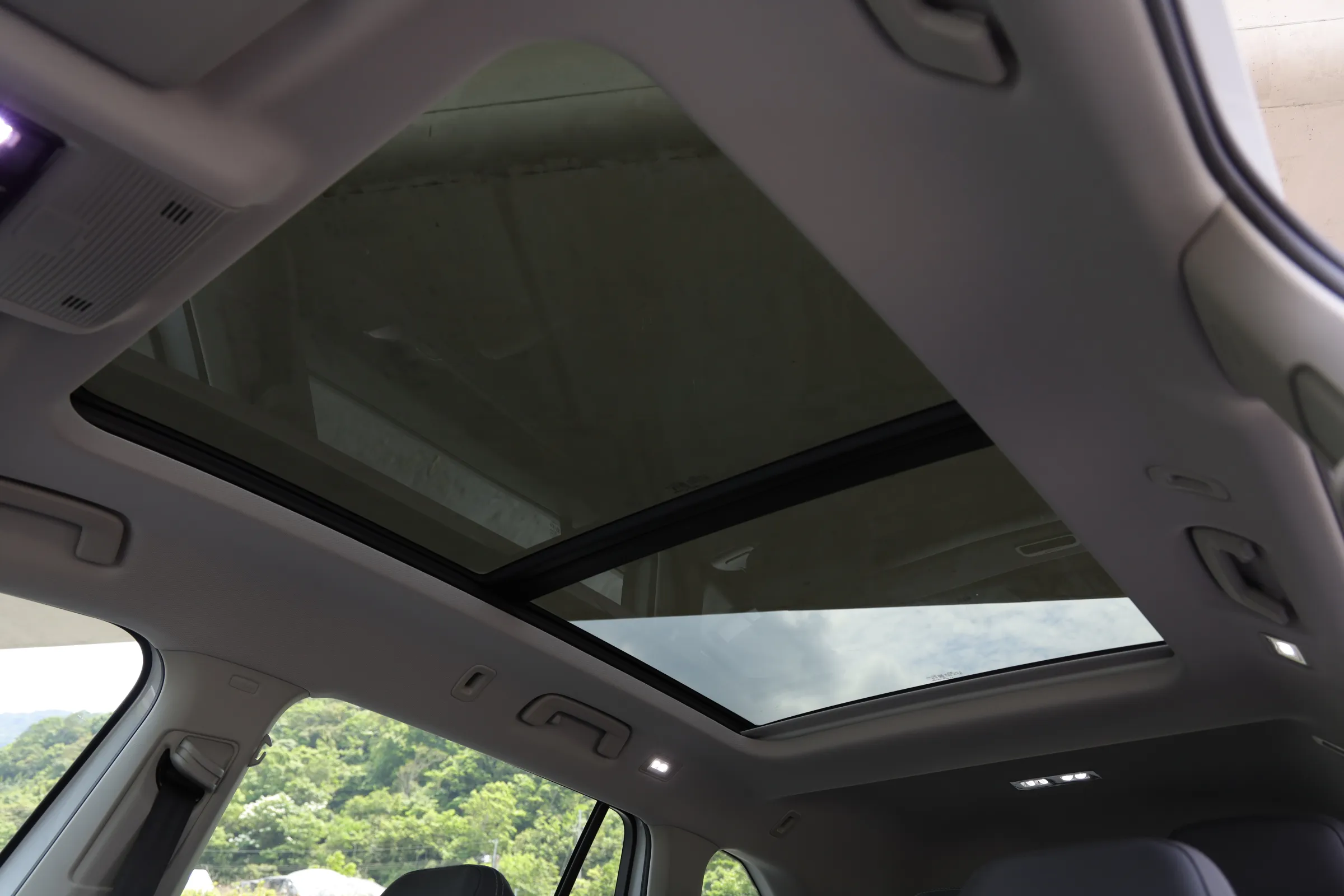 Skoda Kodiaq 2.0 TSI 4x4新增全景式電動天窗。(劉芯衣攝)