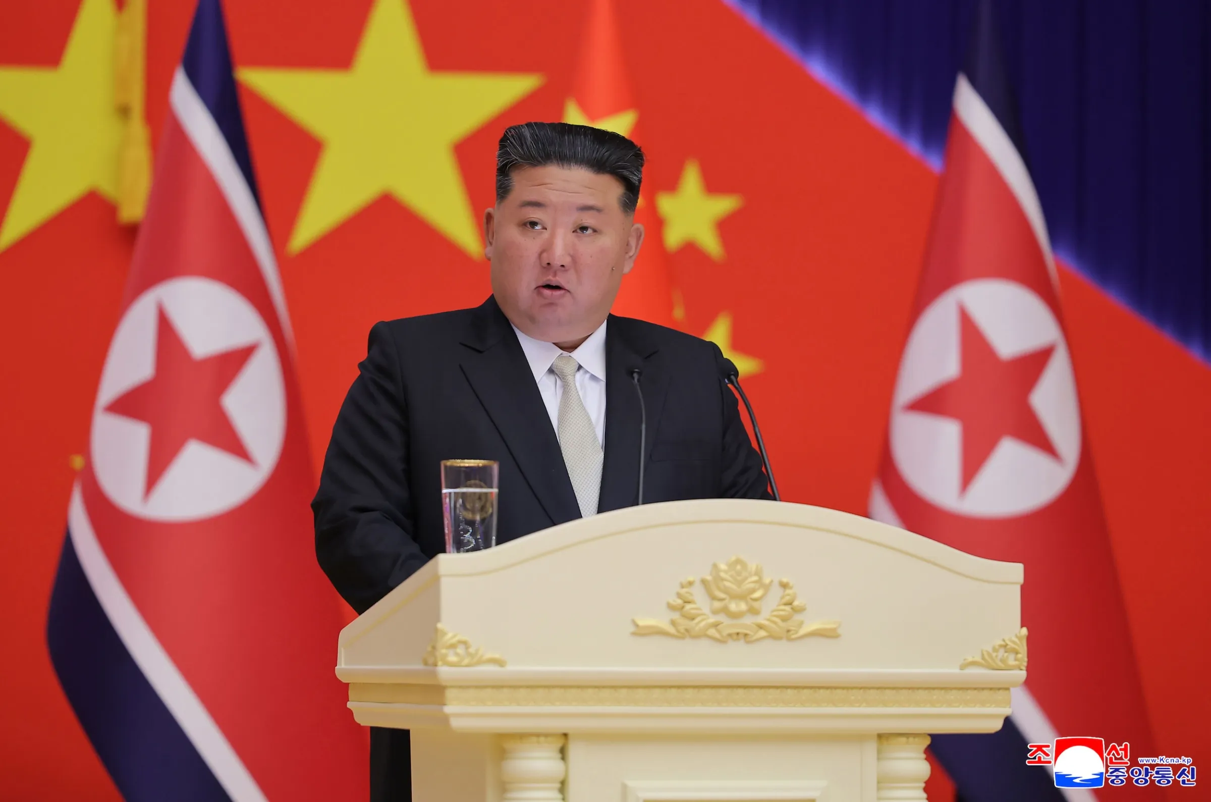 2026年6月8日,中國國家主席習近平和北韓領導人金正恩在平壤會晤。(美聯社)