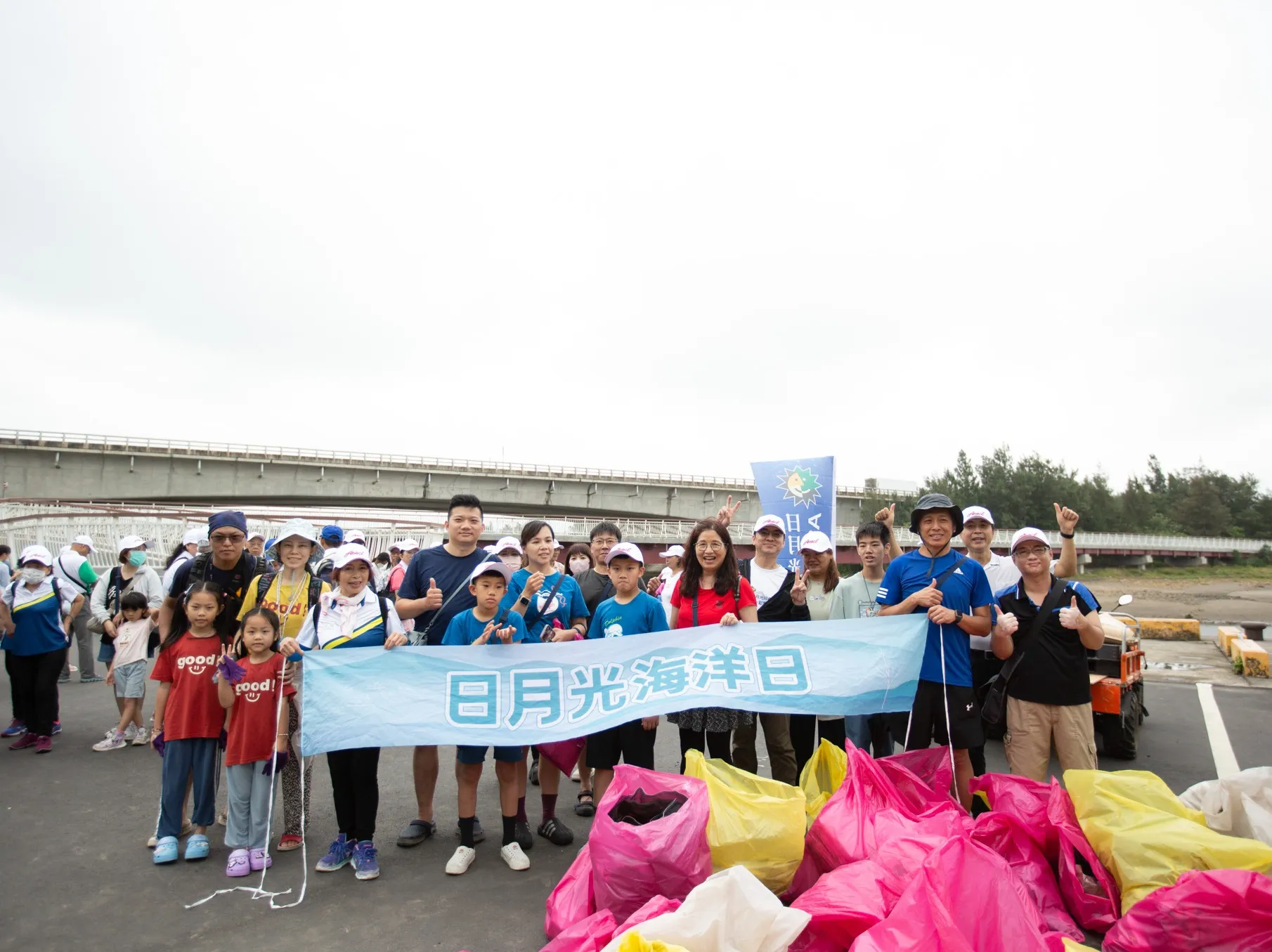 日月光集團中壢廠員工與眷屬齊心投入淨灘活動,並與豐碩的成果合影。圖日月光中壢廠提供