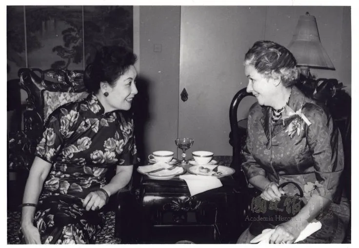 1961年11月,蔣夫人與時任美軍協防台灣司令史慕德的夫人莎莉(右)談話。(國史館)
