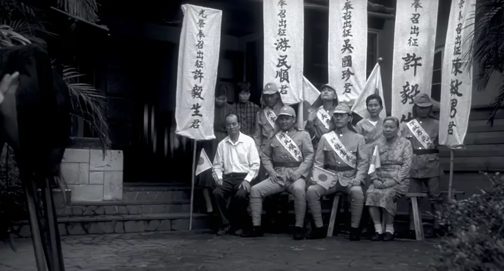 《超級大國民》片中以 1950 年代台灣為背景,主角許毅生因參與政治讀書會,在審訊過程中無意供出好友陳政一,導致對方遭槍決,自己也被判無期徒刑。(圖/取自imdb)