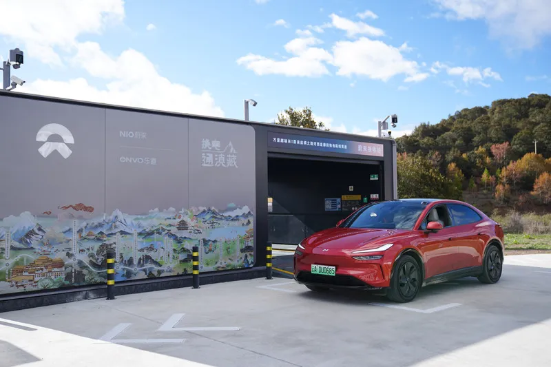 2026年5月14日,一輛電動車在雲南雪山的換電站換電池。(中央社)