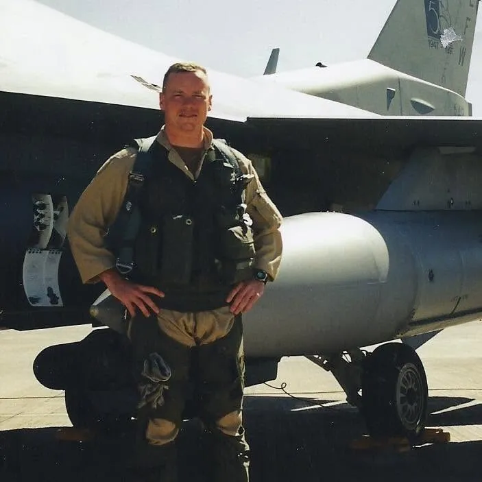 美國軍用無人機大廠Skydio國安策略全球總監Mark Valentine,在美國空軍曾是F-16戰機飛行員。(Mark Valentine臉書)