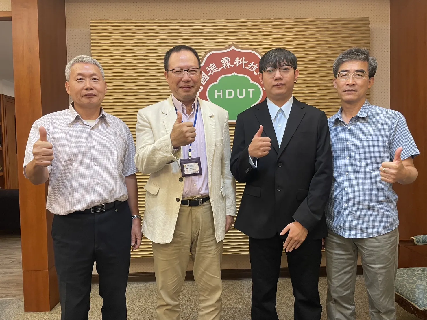 機械系林思源同學(右二)榮獲林謝罕見董事長獎,段葉芳校長(左二)親自表達肯定。(圖/宏國德霖科大提供)