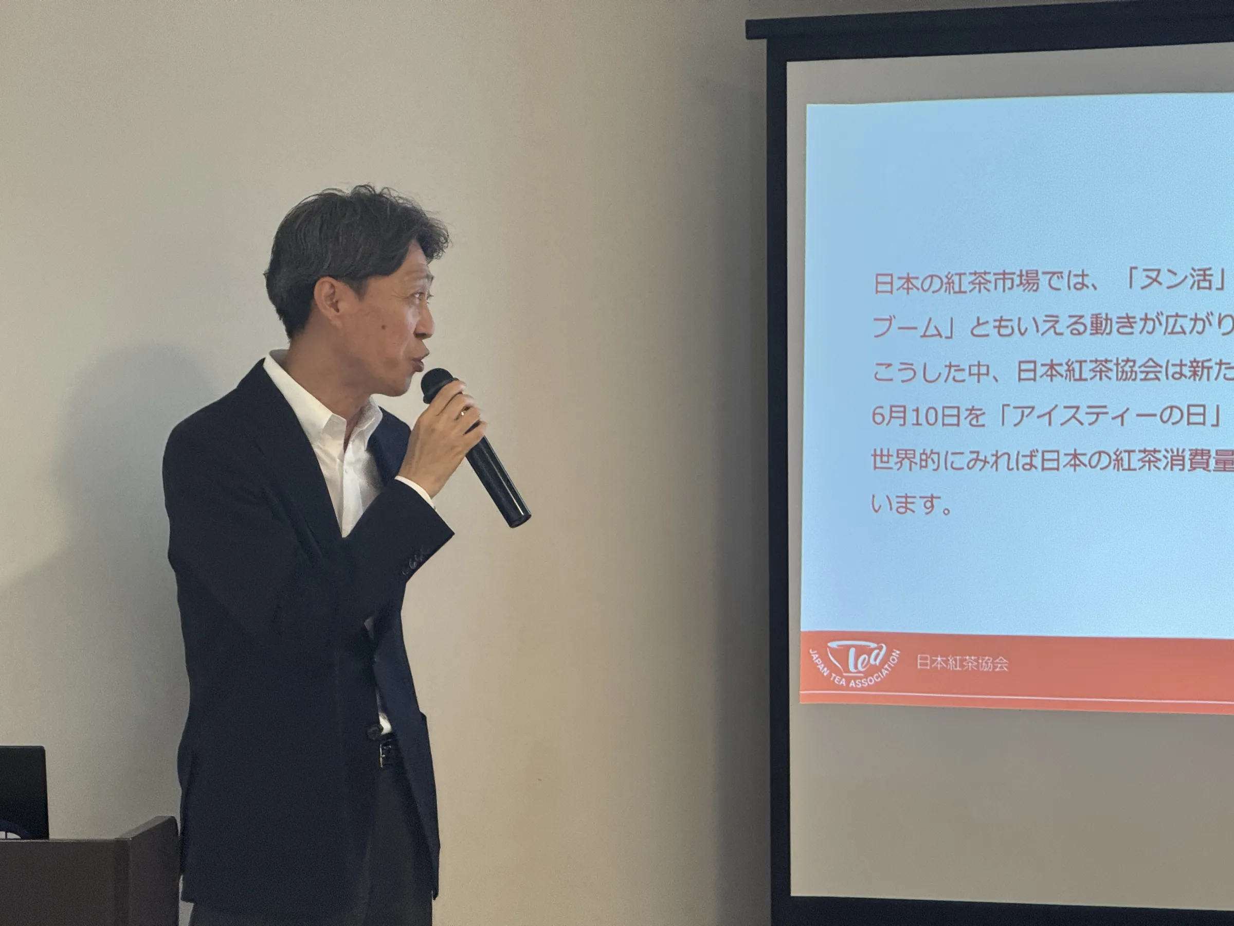 日本紅茶協会が6月10日のアイスティーの日に合わせ、第3次紅茶ブームを背景とした食中茶などの新スタイルや夏のイベントを発表した。黃信維