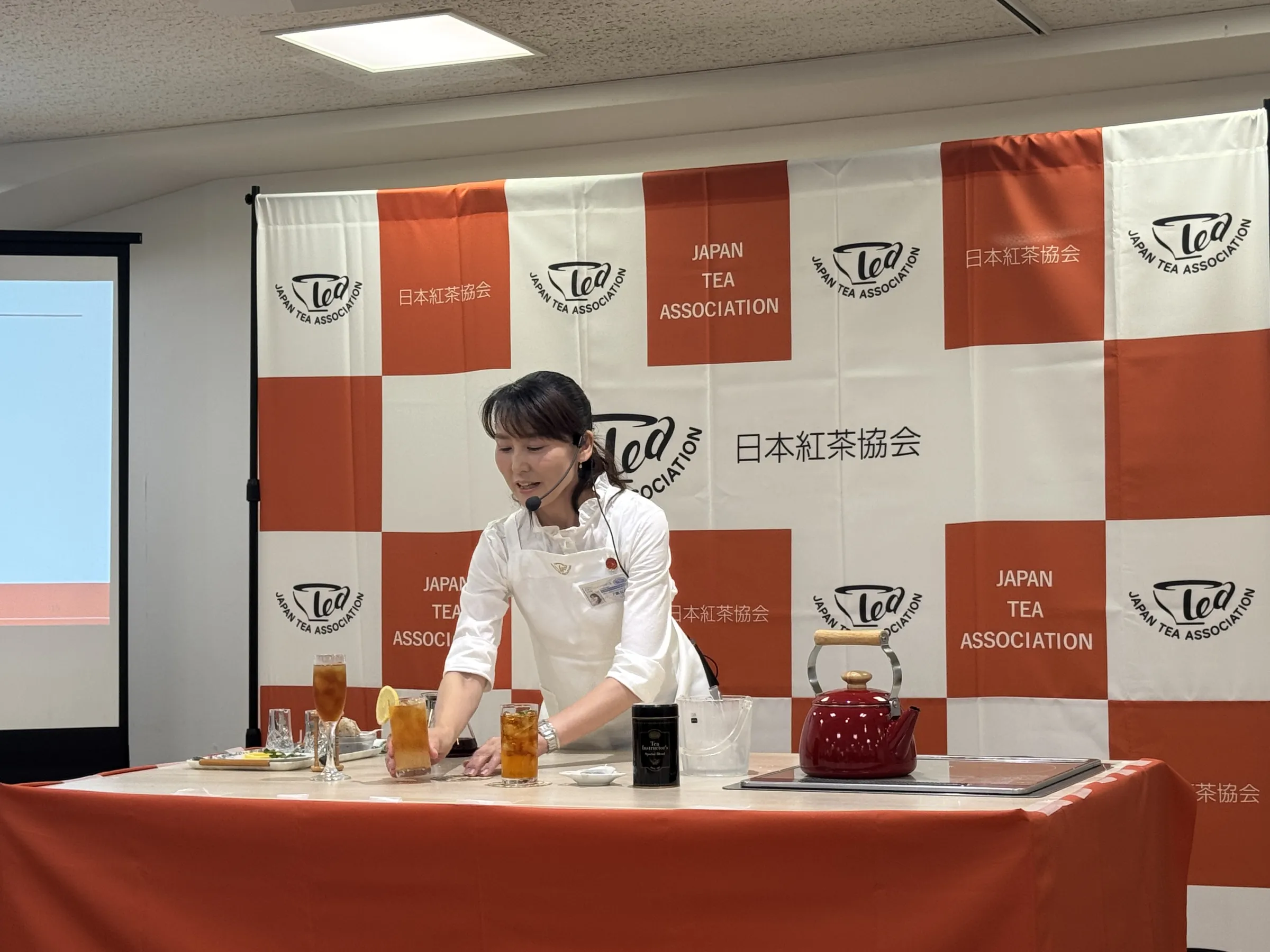 日本紅茶協会が6月10日のアイスティーの日に合わせ、第3次紅茶ブームを背景とした食中茶などの新スタイルや夏のイベントを発表した。黃信維