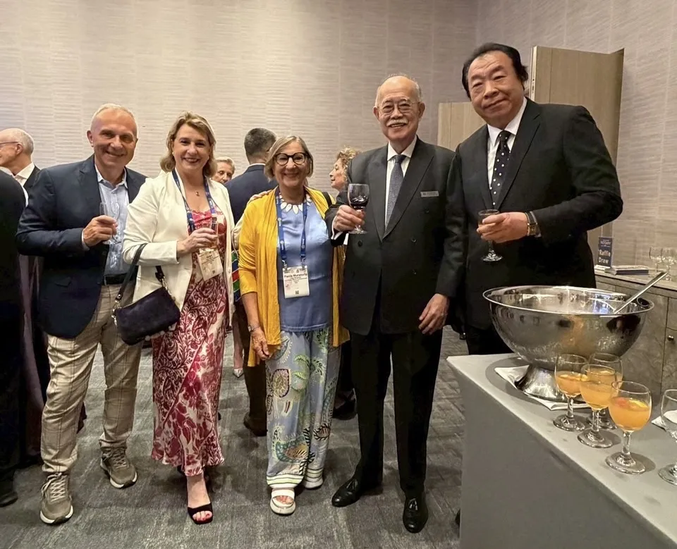 國際扶輪(Rotary International)全球活動貴賓蒞臨台灣,汐止福泰大飯店特別舉辦歡迎接待會。圖為出席貴賓於晚宴上舉杯熱絡交流,展現跨國友誼。(照片:汐止福泰大飯店提供)