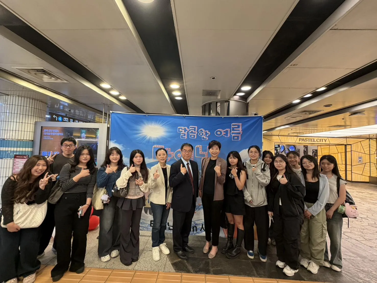 台灣留韓學生陳芷芮(右七)會長號召在韓同學們共同到場參與活動。(圖/台南市府提供)