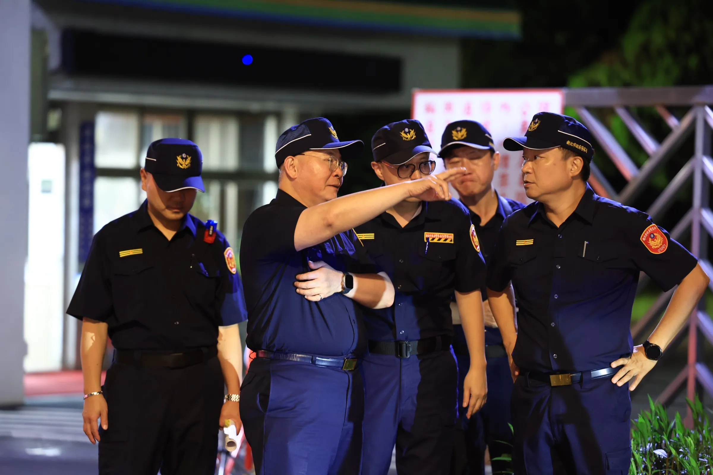 警察局長方仰寧親自到取締毒駕專案路檢點慰勉執勤同仁辛勞。(圖/新北警察局)