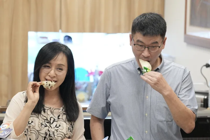 陳瑩邀梁文傑品嚐鳳梨釋迦冰(1) 台東縣長饒慶鈴日前提及鳳梨釋迦外銷高度依賴中國市場,引發各界對其產銷模式的討論。民進黨立委陳瑩(左)22日下午特別舉行記者會,邀請陸委會副主委梁文傑(右)現場品嚐台東特產的鳳梨釋迦冰棒,期盼透過多元加工與內銷管道,共同為台灣在地農友加油打氣。中央社記者徐肇昌攝115年6月22日