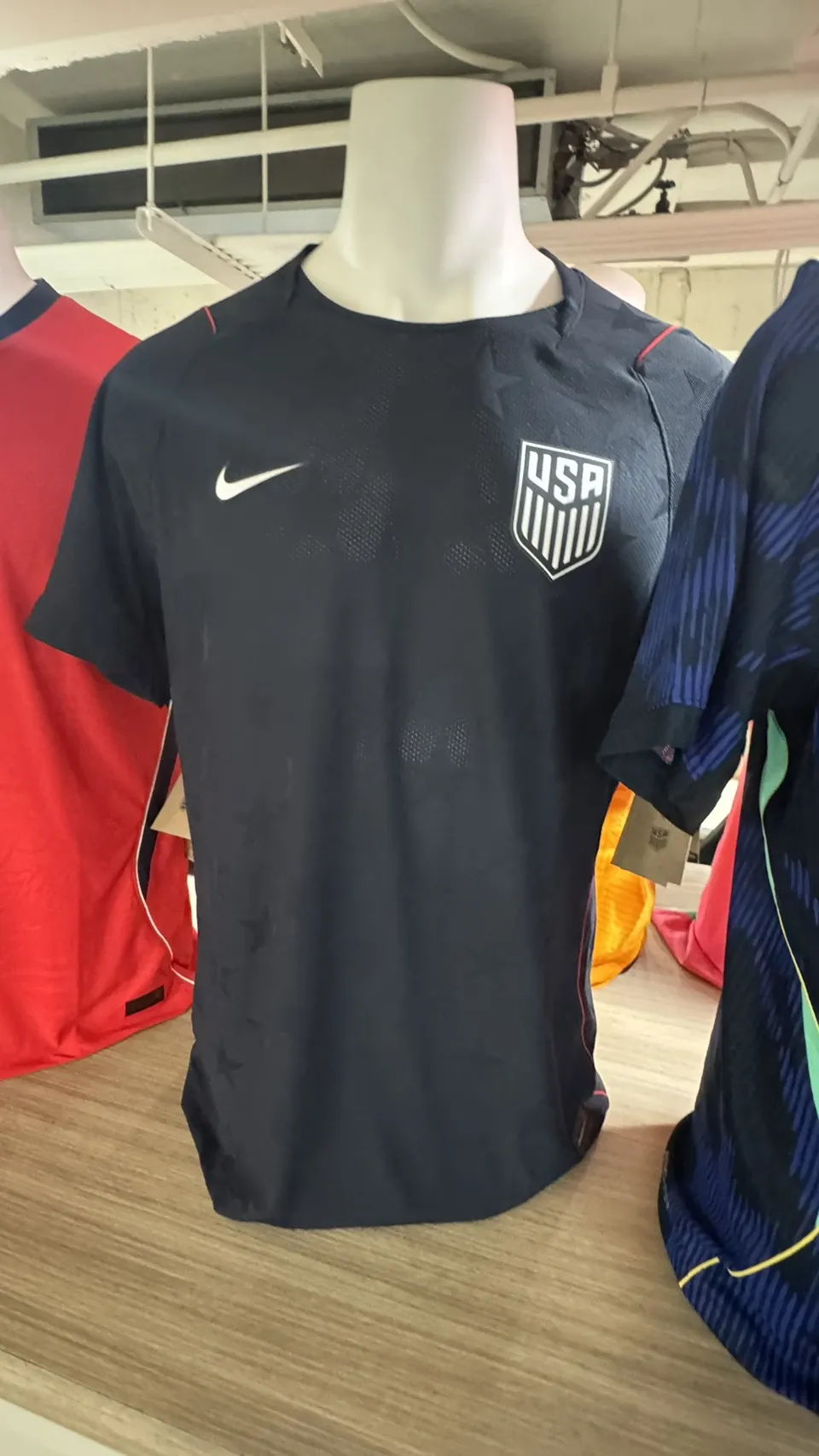 台灣紡織供應鏈長期為Nike、adidas(FWB:ADS)等國際運動品牌提供核心機能與環保紗線,包括遠東新(1402)、新纖、南亞(1303)、力麗(1444)等大廠,均以不同方式參與全球運動服飾材料供應鏈。(新纖提供)