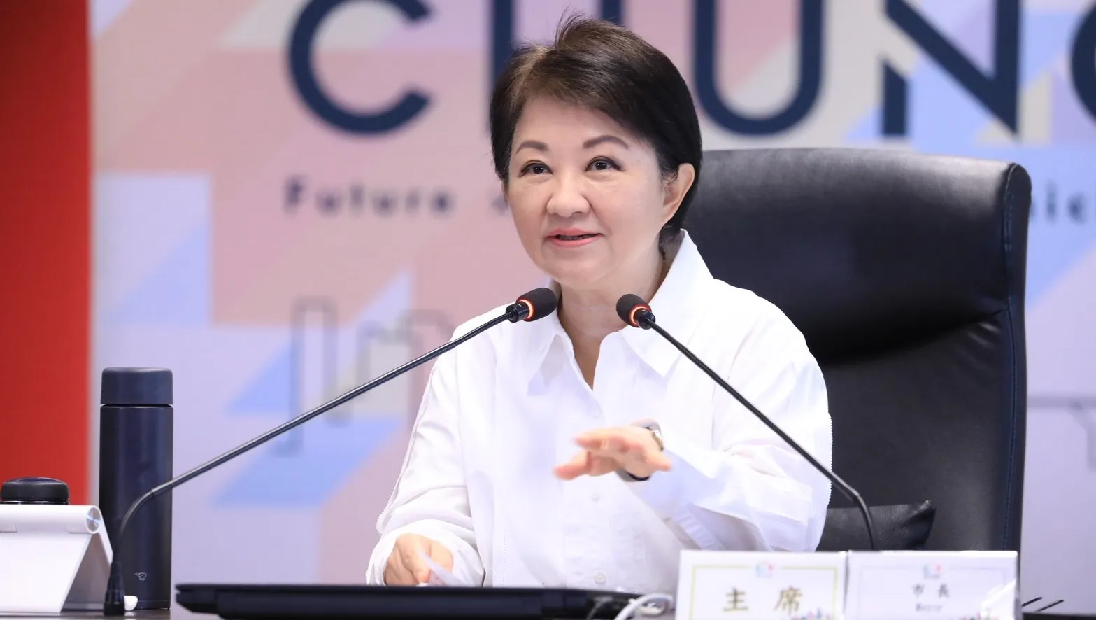 台中市長盧秀燕宣布10月福利再升級,台中敬老愛心卡計程車補助提高至100元、好孕專車加碼至1萬元。(圖/台中市政府)