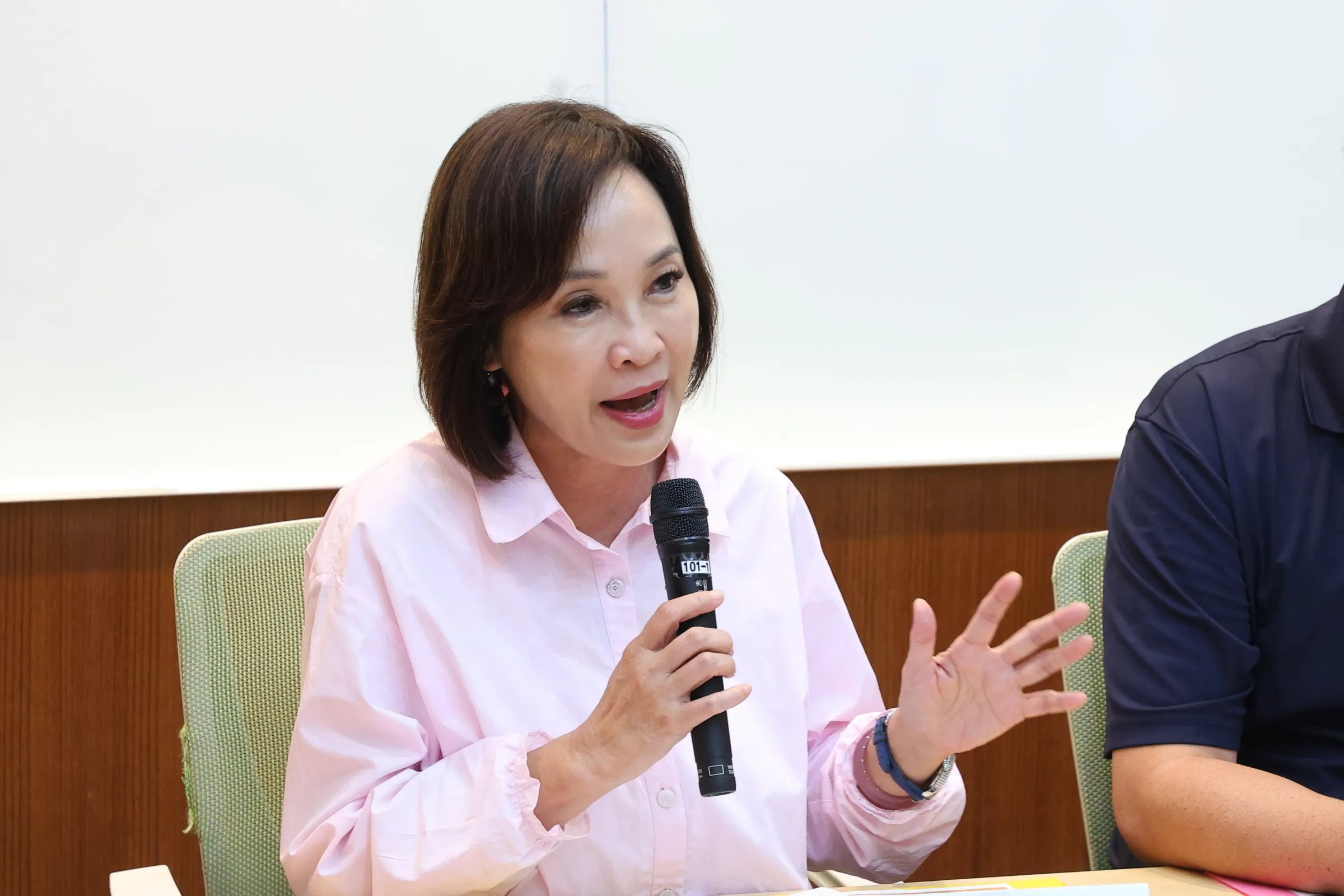 20260625-國民黨立委柯志恩與宜蘭縣教師職業工會、台教產等教師工會25日召開「導正教師待遇體系制度破口!呼籲朝野立委攜手修法,全面規範學校教師鐘點費」記者會。(顏麟宇攝)