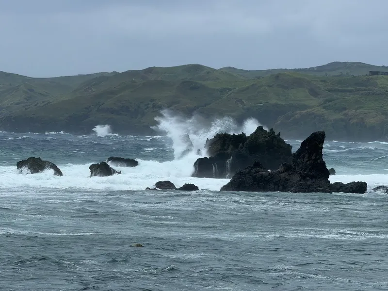 巴丹群島強浪 菲律賓巴丹群島省四面環海,颱風季節時風浪強勁。中央社記者林行健巴丹群島巴斯柯鎮攝115年6月26日