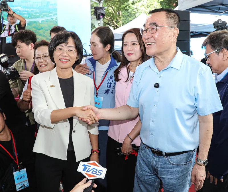 三鶯線通車典禮 蘇巧慧與李四川握手寒暄 民進黨新北市長參選人蘇巧慧(前左)與國民黨新北市長參選人李四川(前右)30日出席新北捷運三鶯線通車典禮,會前握手寒暄。中央社記者鄭清元攝115年6月30日