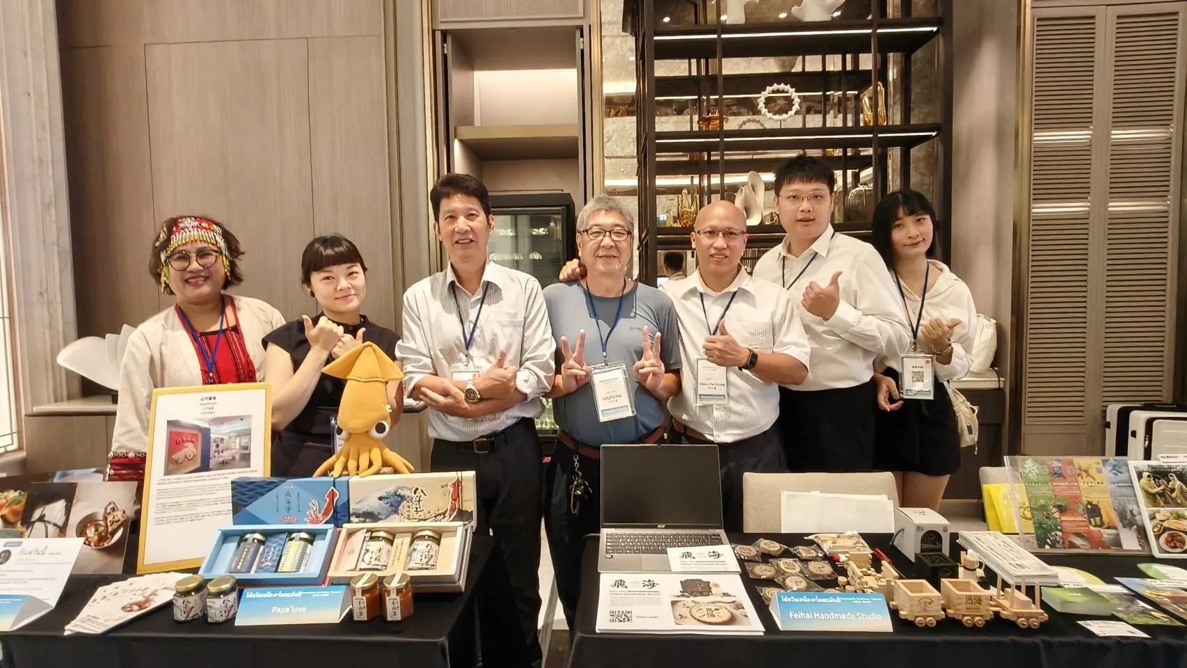 基隆市參與業者,左起找到幸福咖啡、 就日咖啡、心干寶貝、飛海手作工作室、綠竹園山薯農場、豆豆先生、靜靜看海工作室。(圖/主辦單位提供)