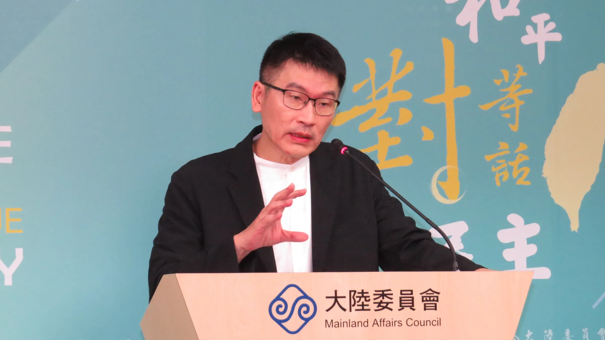 陸委會副主委梁文傑7月2日主持例行記者會,回應金門小三通船班不足的問題。(楊騰凱攝)