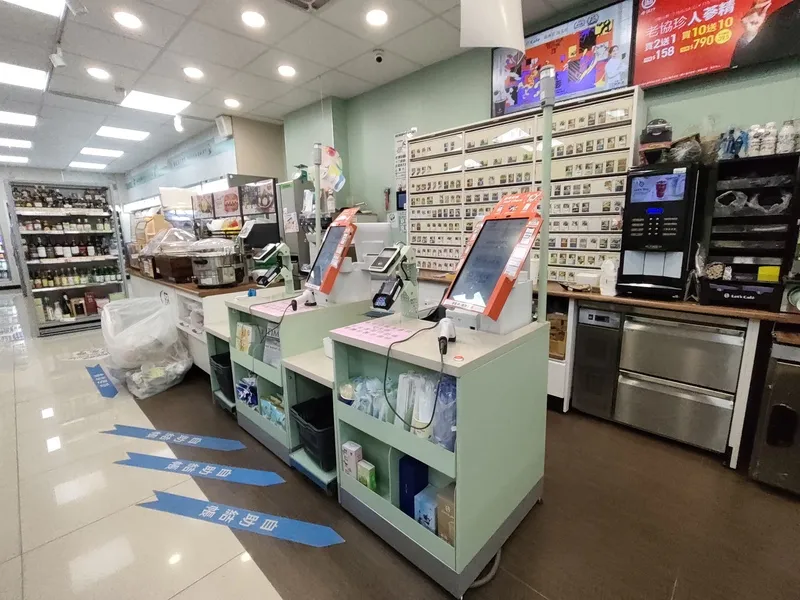 全家測試大夜班無人營運(2) 全家便利商店近期在部分店鋪試行大夜班無人營運模式,門市已設置自助結帳設備,以科技協助提升營運效率,因應零售業缺工挑戰。中央社記者何秀玲攝 115年7月4日