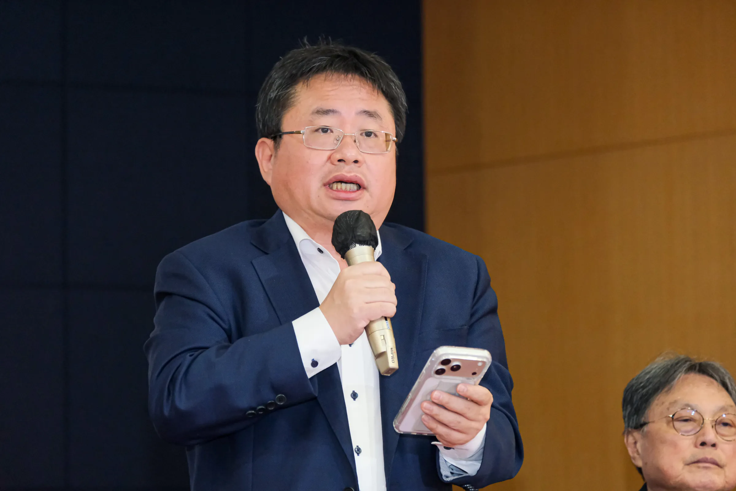 20260709-信民協會9日於台大校友會館舉辦「矢板明夫遭襲事件:譴責中共跨境暴行,呼籲檢視《港澳條例》記者會」,圖為印太戰略智庫董事長矢板明夫。(劉偉宏攝)