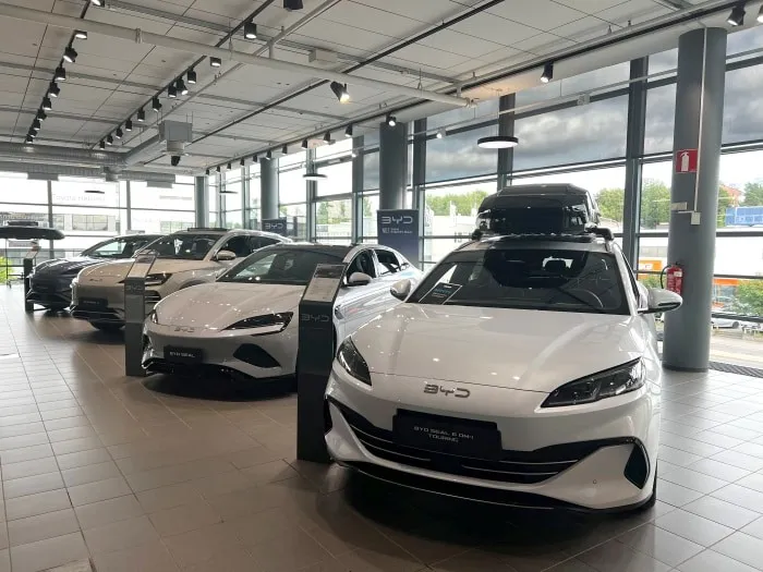 赫爾辛基一家經銷商展示的比亞迪汽車。圖片來源:華爾街日報