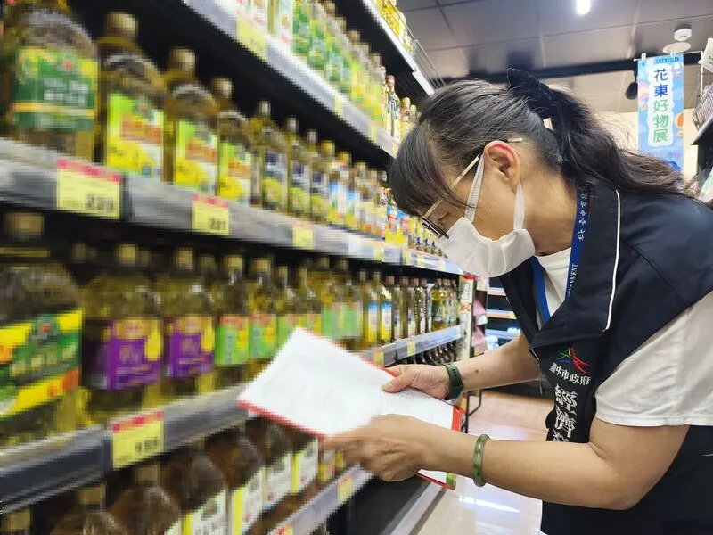 台中市食安處稽查市面油品 苯駢芘超標問題油引關注,台中市政府與中央擴大預防性下架中聯大豆油及衍生食品,全面清查29批產品並持續追查流向。(中市府提供)中央社記者趙麗妍傳真115年7月10日