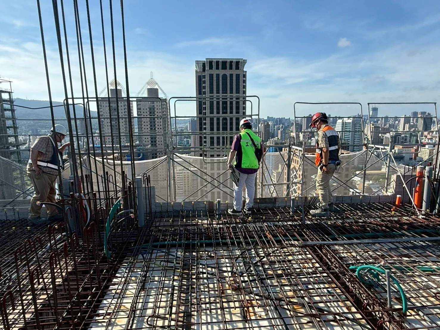 工務局要求施工單位落實自主檢查,包括塔吊、施工架、防塵網、廣告帆布、變電設備及排水設施等防颱措施。(圖/高市工務局提供)