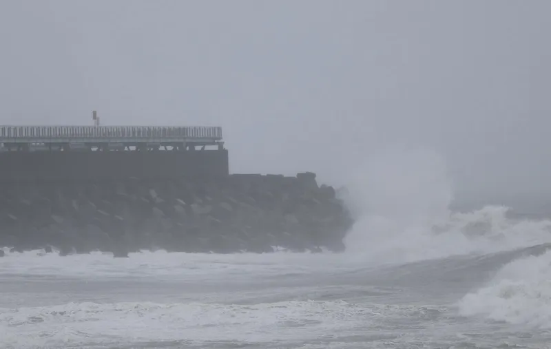 颱風巴威暴風圈籠罩台中以北 淡水海岸掀大浪 交通部中央氣象署11日指出,颱風巴威暴風圈已進入台中以北、南投、宜蘭、花蓮陸地,預計本島最快12日清晨可脫離暴風圈。圖為新北市淡水區海岸11日下午掀起陣陣大浪。中央社記者趙世勳攝115年7月11日