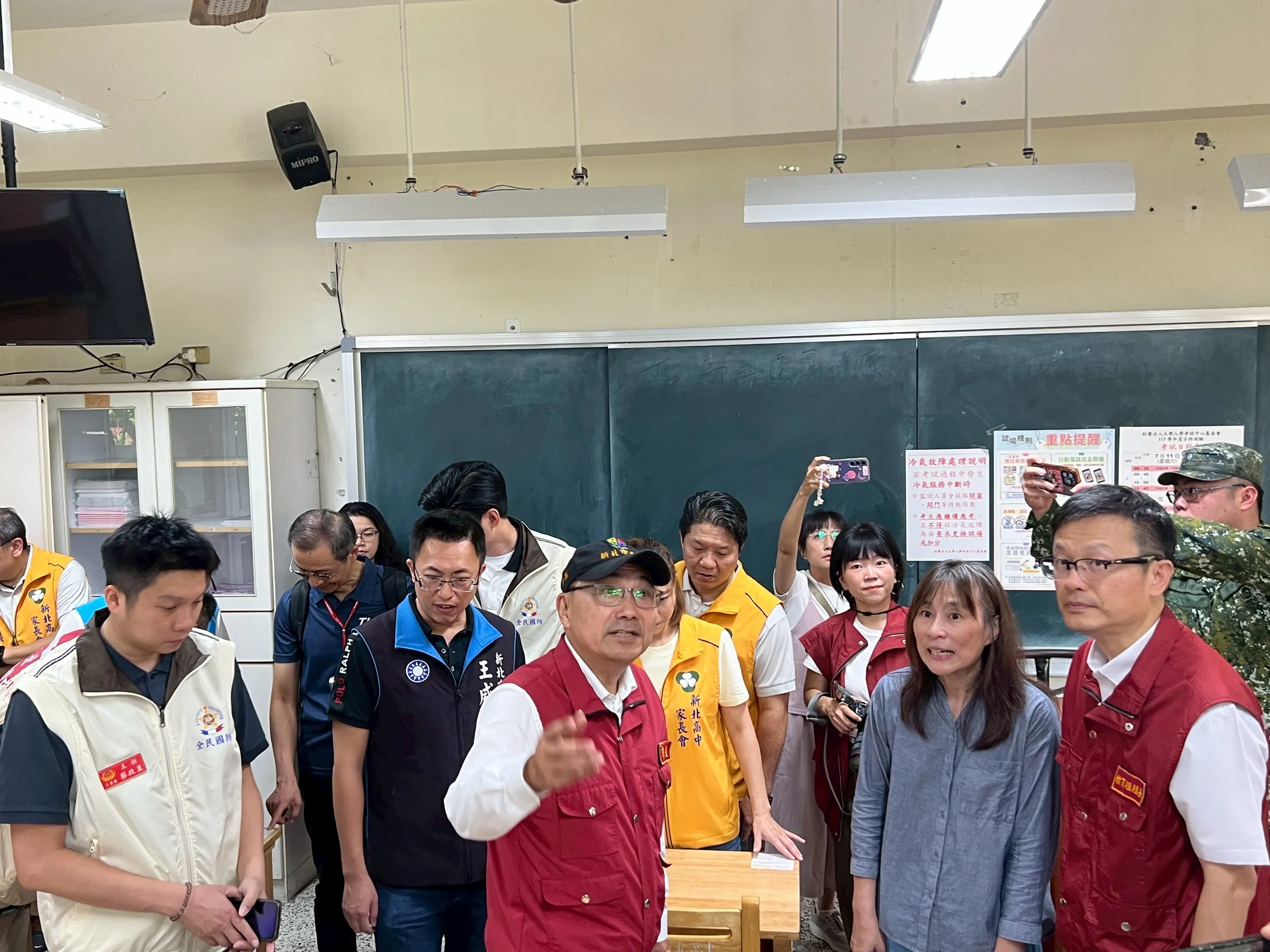 市長視察新北高中,指示教育局長(右一)、新北高中校長柯雅菱(右二)儘快校園清理,以確保試務工作順利進行。(圖/新北市政府)
