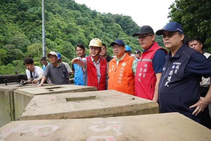 新竹縣長楊文科12日上午在二河分署分署長楊人傑、尖石鄉長曾國大等人陪同下,勘查尖石鄉義興大橋旁縣道120線油羅溪堤防沖毀段。(圖/新竹縣政府提供)