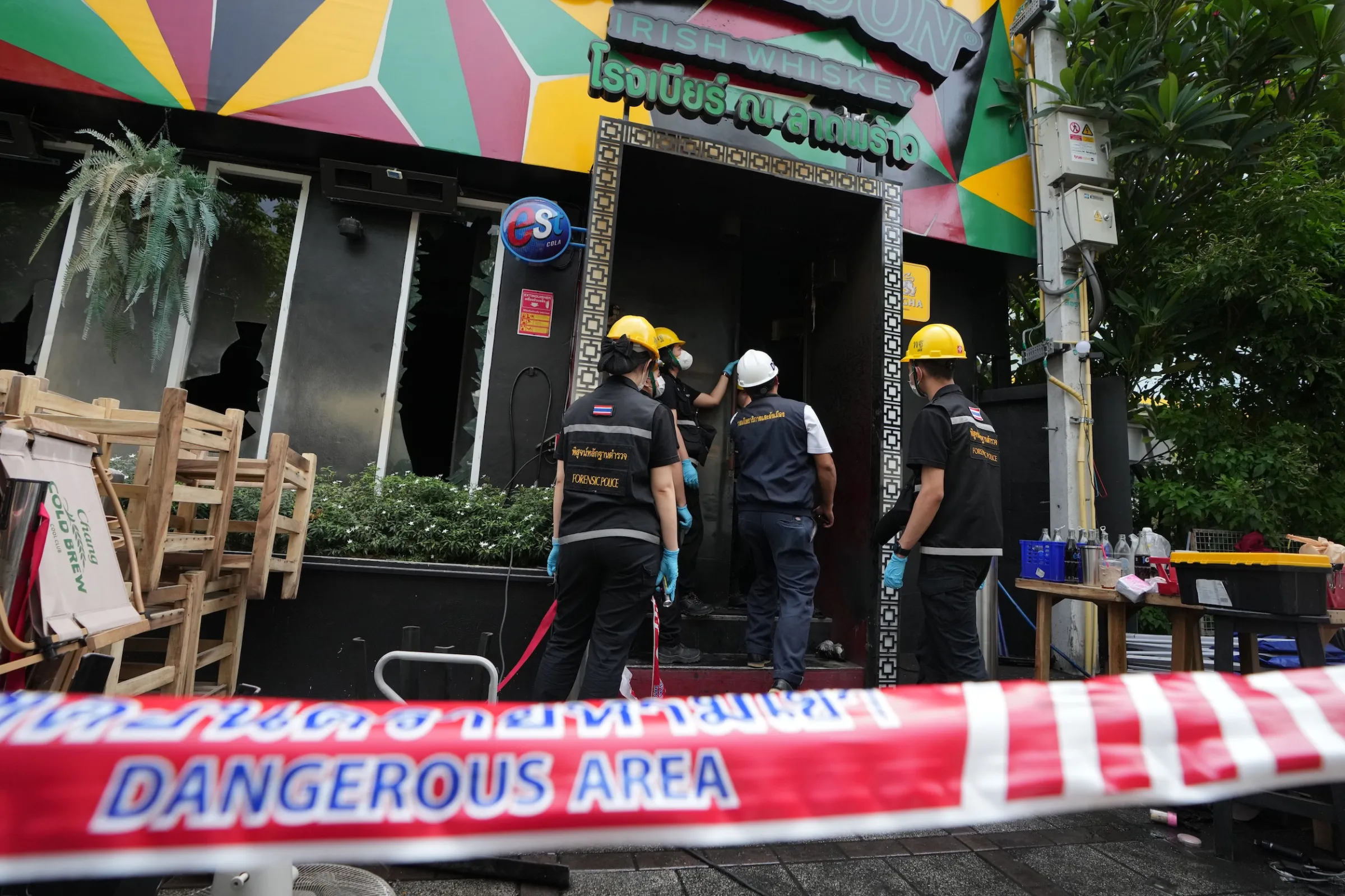 2026年7月13日,泰國警方的調查人員在曼谷酒吧火災現場進行鑑識工作。(美聯社)