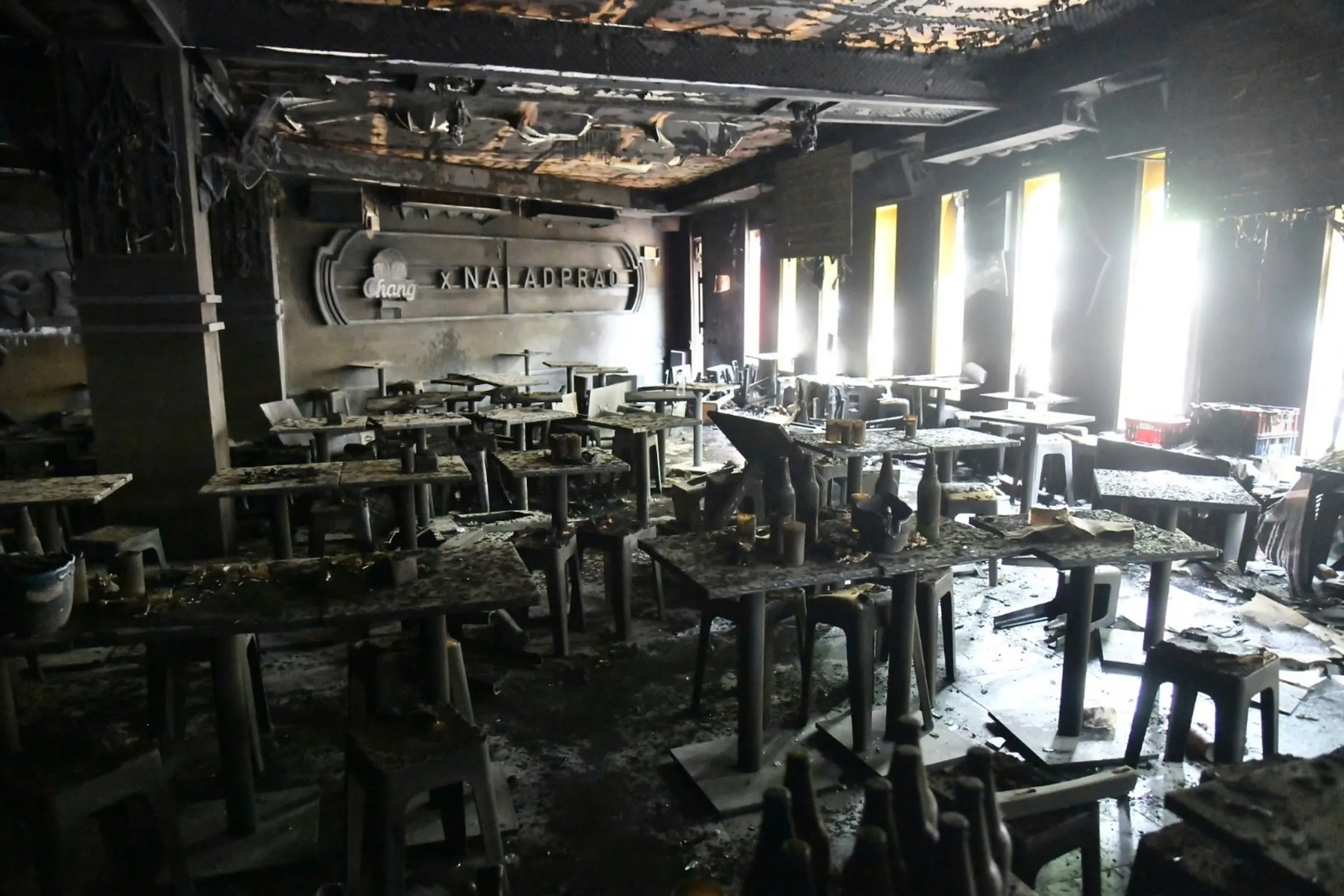2026年7月13日,泰國警方的調查人員在曼谷酒吧火災現場進行鑑識工作。(美聯社)