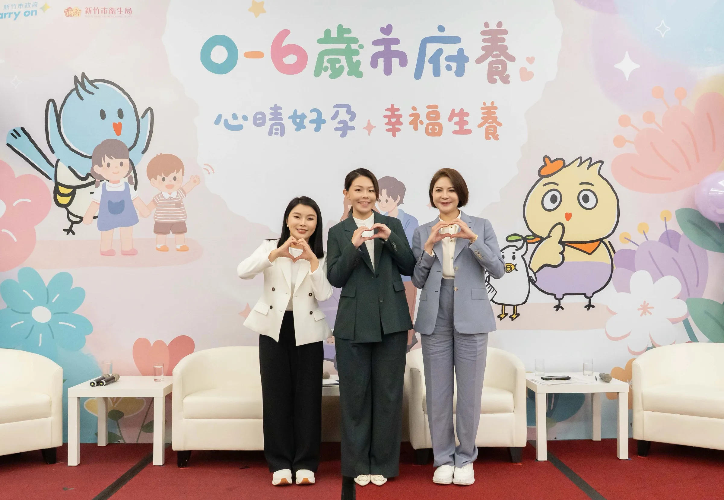 立委張嘉郡(左起)、市長高虹安、立委陳菁徽合影。(圖/新竹市政府提供)