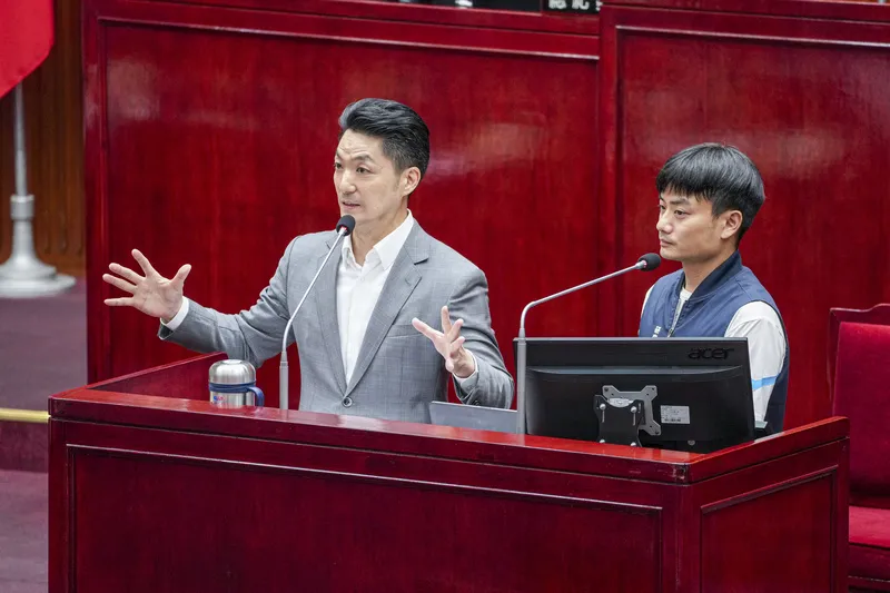 台北市長蔣萬安在議會施政報告,並與研考會主委殷瑋針對颱風假停班停課標準及相關決策機制答詢。(中央社)