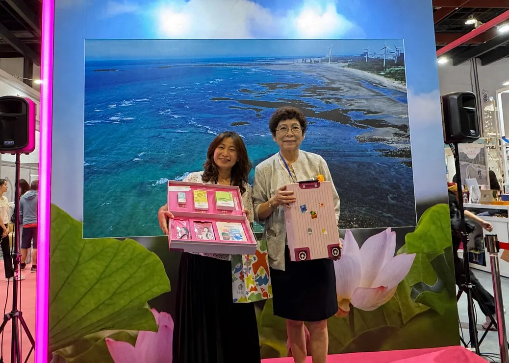 桃園觀旅局長陳靜芳及理事長賴瑟珍開箱「舒華樂桃桃行李箱」。(圖/桃園市政府觀旅局提供)