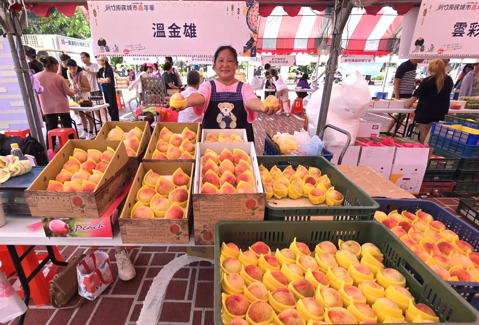原民城市嘉年華現場集結超過百攤原鄉特色市集,展售新竹縣各部落優質農特產品與特色美食。(圖/方詠騰攝)