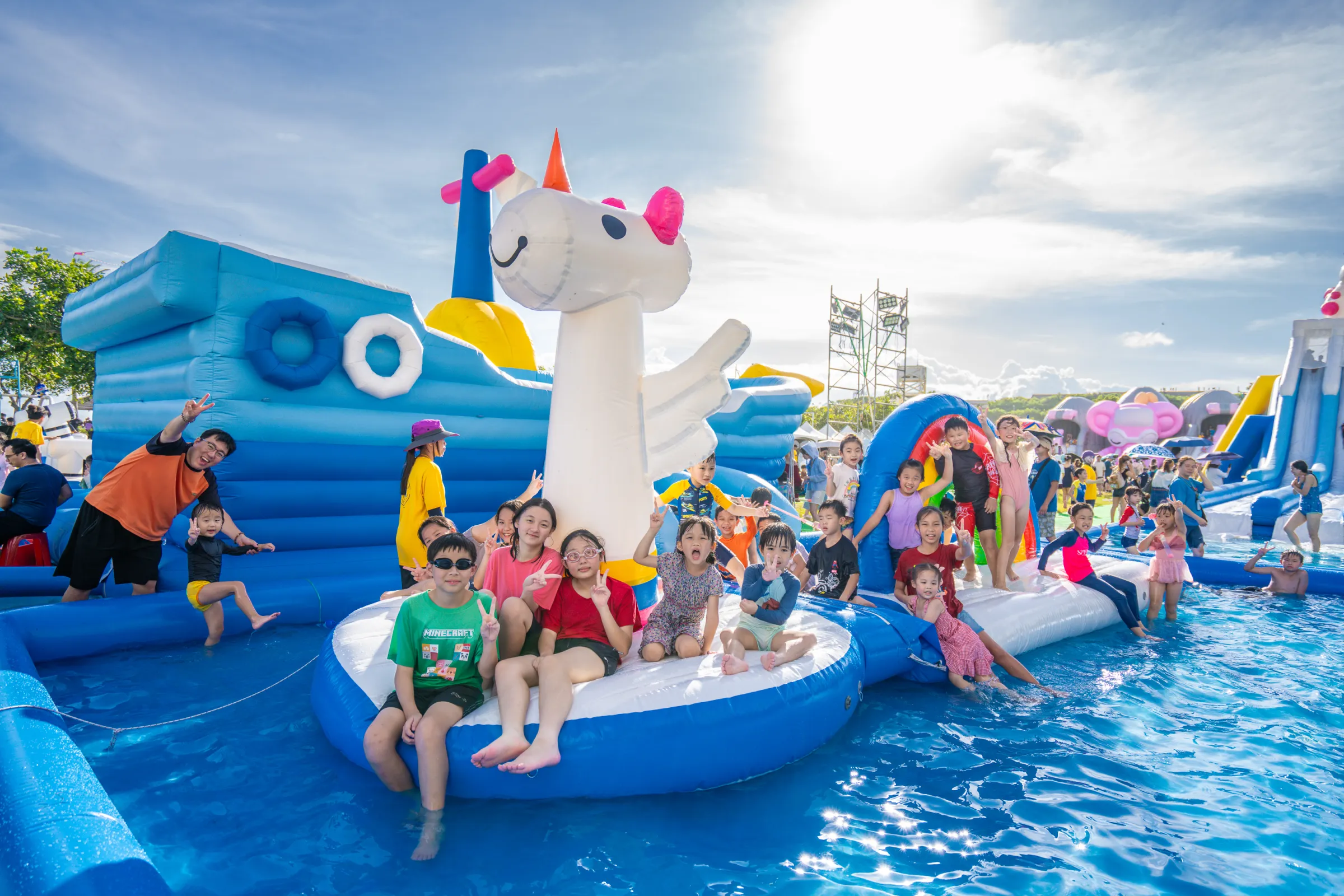 氣墊水樂園規劃4座戲水氣墊、2座大型氣墊遊具及3座機械遊樂設施,共9座遊樂設施,讓親子盡情玩水消暑。(圖/高市觀光局提供)