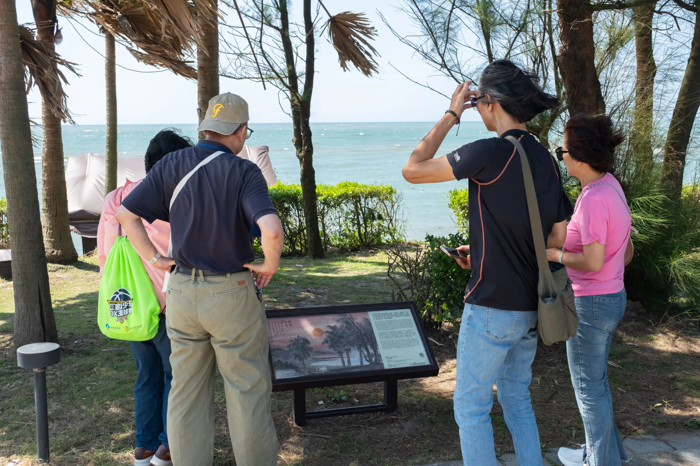 民眾走訪北海岸藝術打卡點,在海景與林蔭間欣賞作品,展開一場結合自然、藝術與旅行的深度體驗。(圖/北觀處提供)