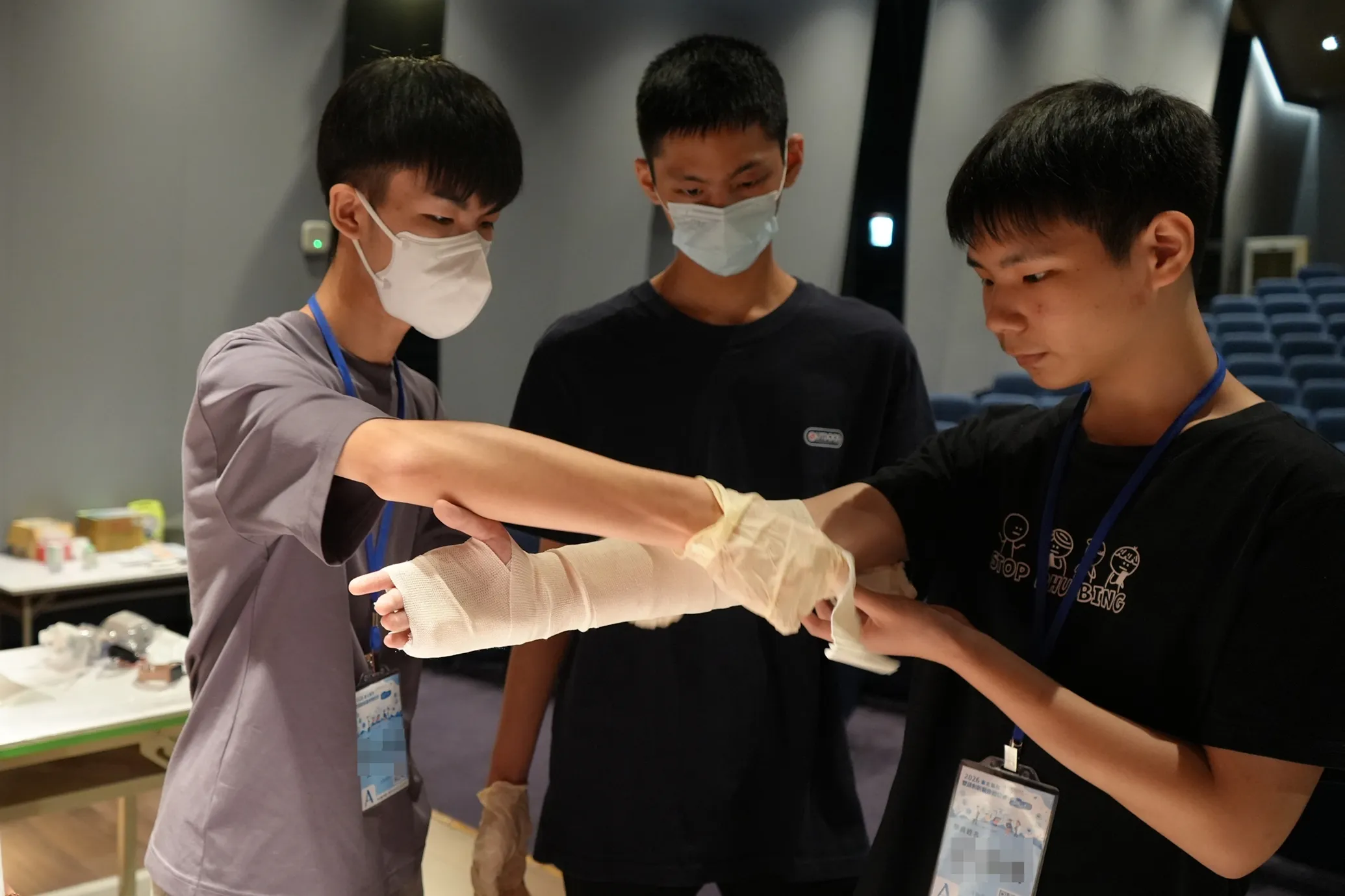 學生們親手製作石膏固定。(部立台北醫院提供)