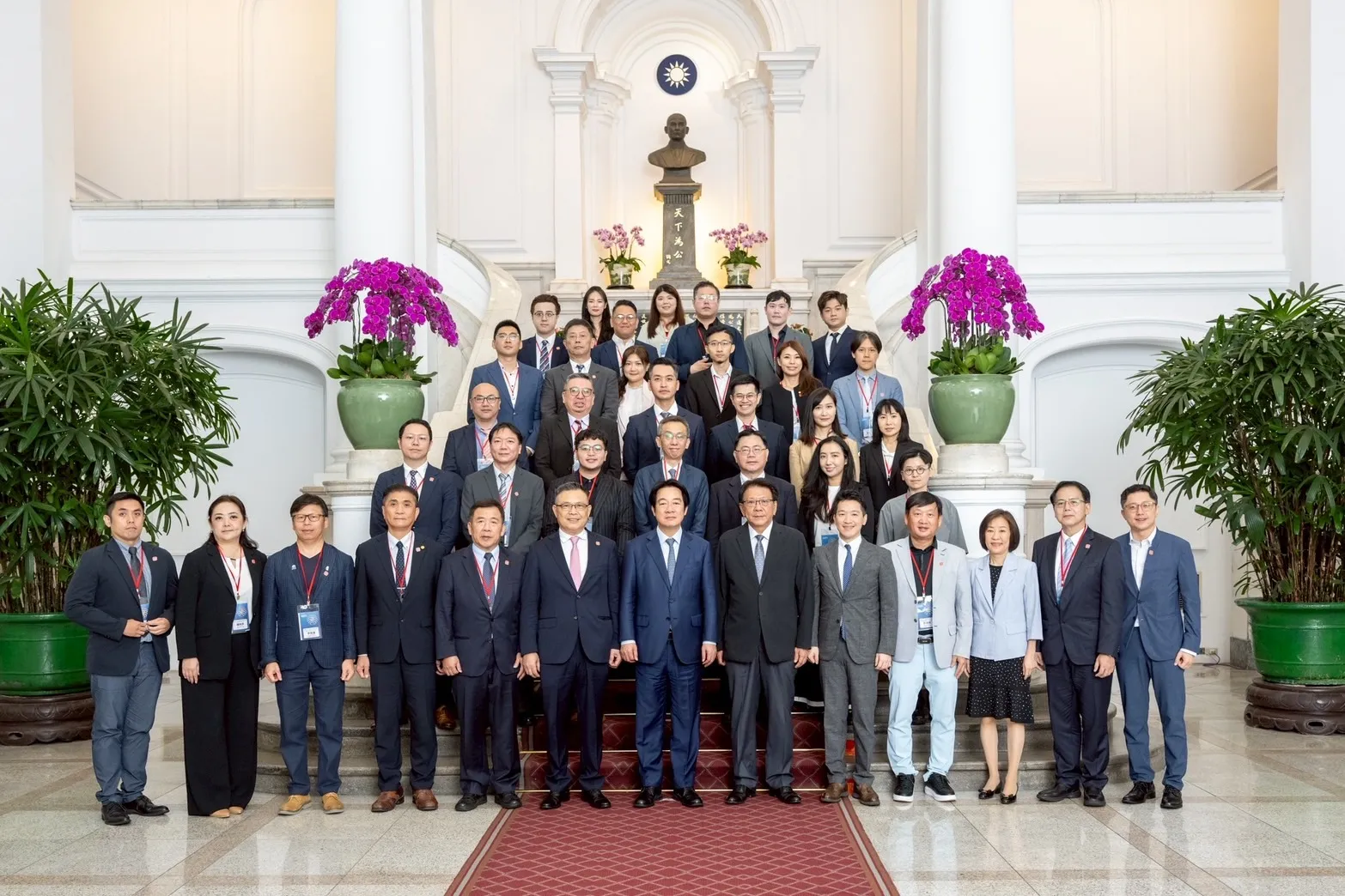台灣連鎖加盟促進協會率領企業代表走進總統府,盼透過國際年會與商務媒合,協助更多台灣品牌進軍海外。(圖/台灣連鎖加盟促進協會提供)
