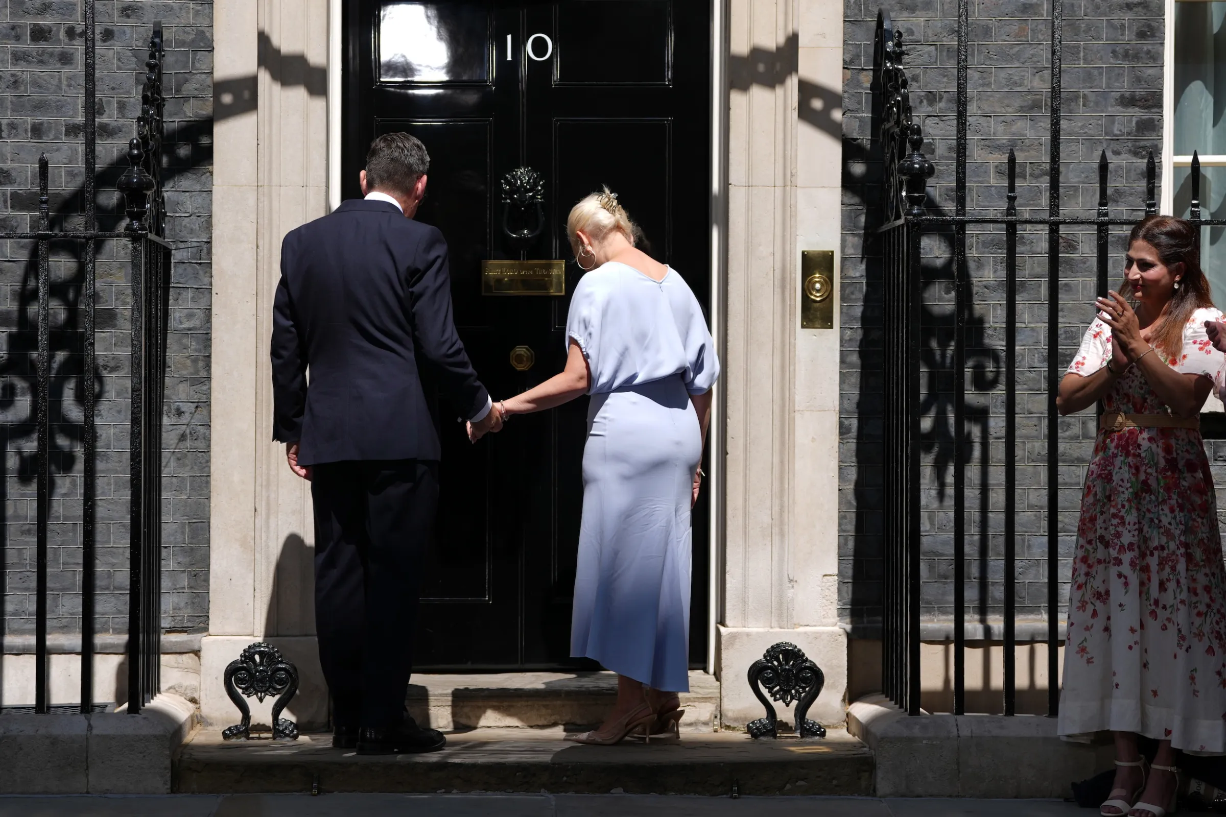 2026年7月20日,柏南牽著太太入主唐寧街10號,成為英國新任首相。(美聯社)