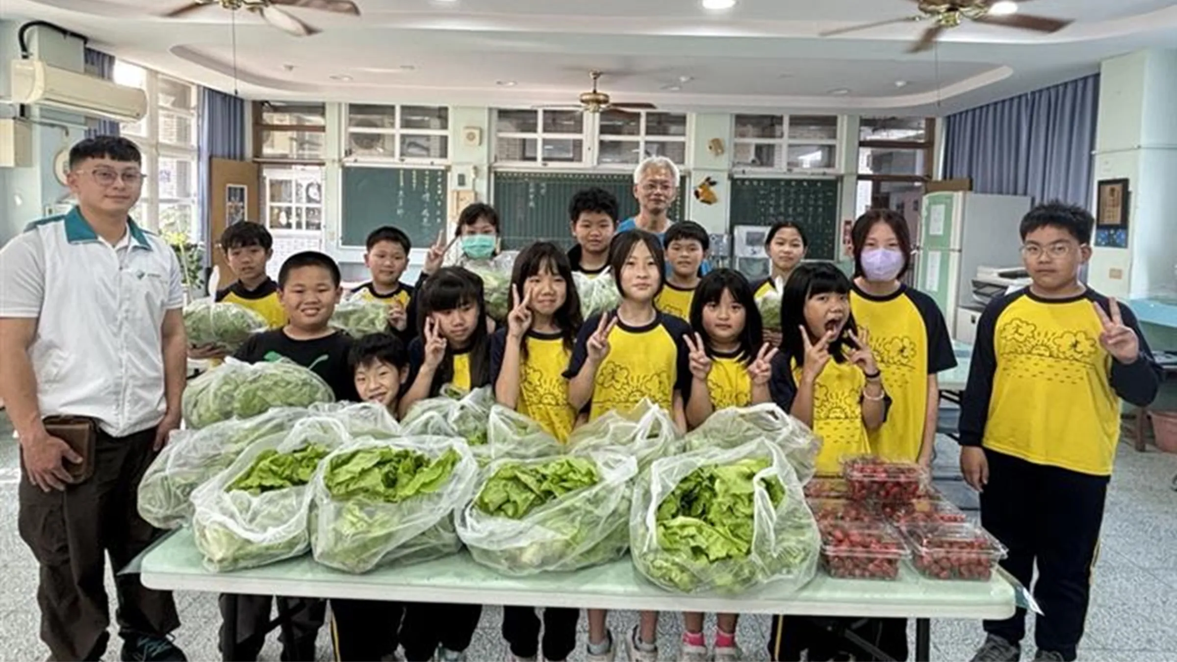 星耀將產出蔬果直送鄰近學校中央廚房,讓學童品嚐最新鮮的在地農產,實踐企業回饋。