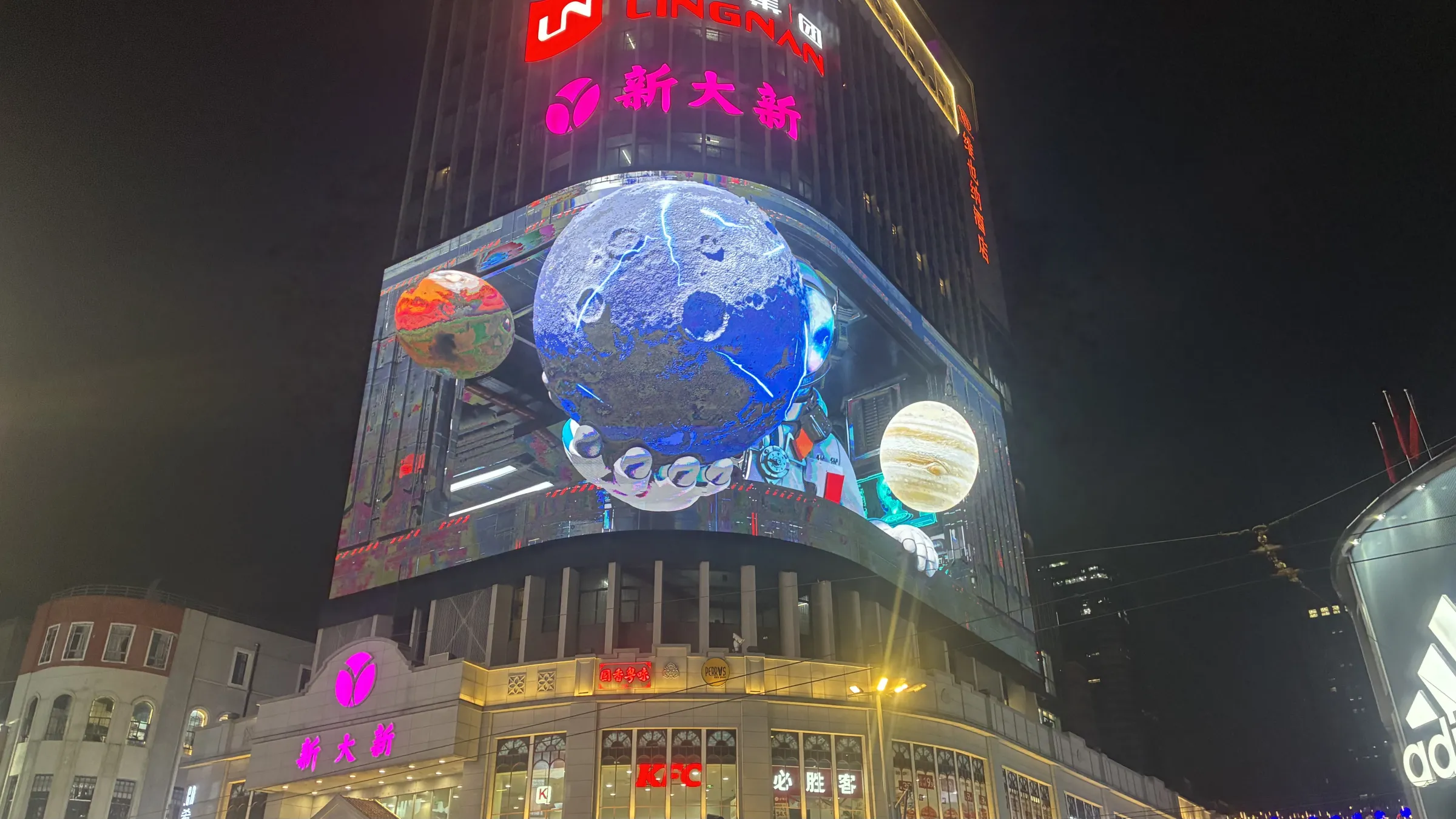 位於廣州北京路步行街上的戶外大屏幕,不少遊客都在駐足拍攝這個裸眼3D大屏幕/田暢拍攝