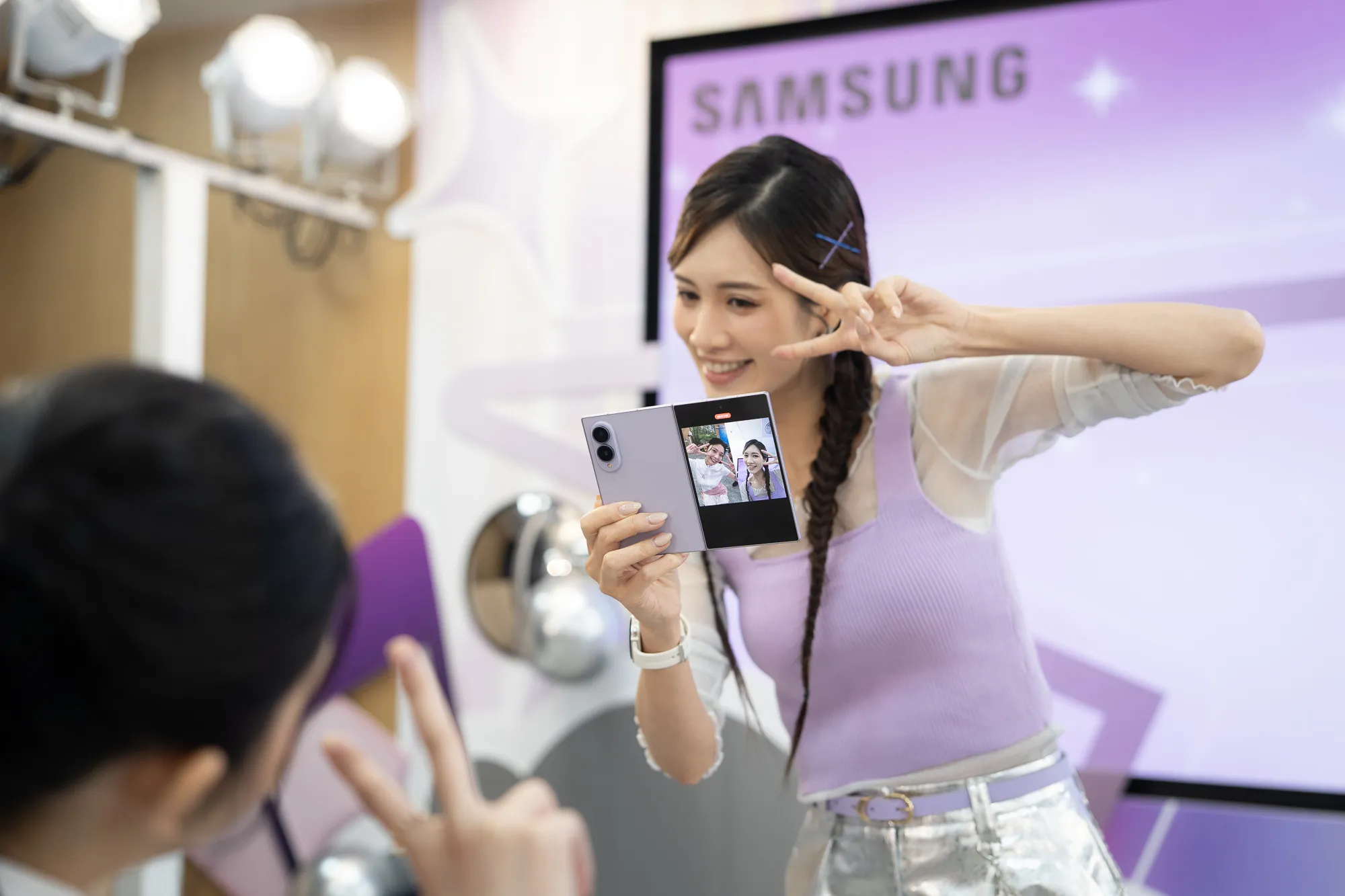 Galaxy Z Fold8雙向錄影支援前後鏡頭同步錄製,可透過封面螢幕即時查看自身影像,無論是記錄當下反應、互動過程或共同回憶,都能完整收錄。(三星提供)