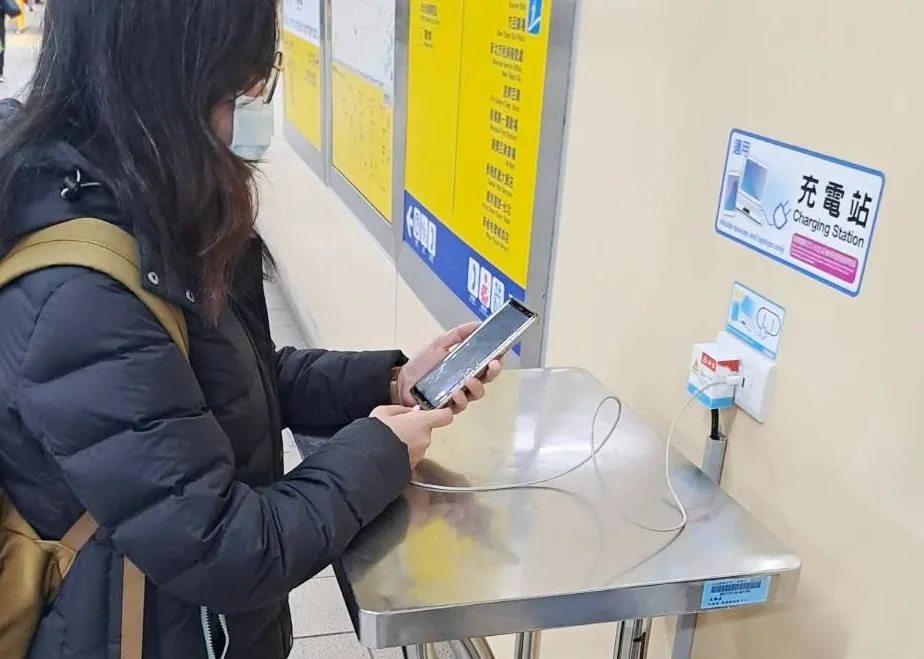 北捷已陸續將充電座升級為快速充電規格,可支援Type-A及Type-C兩種接口。(圖/取自台北捷運)