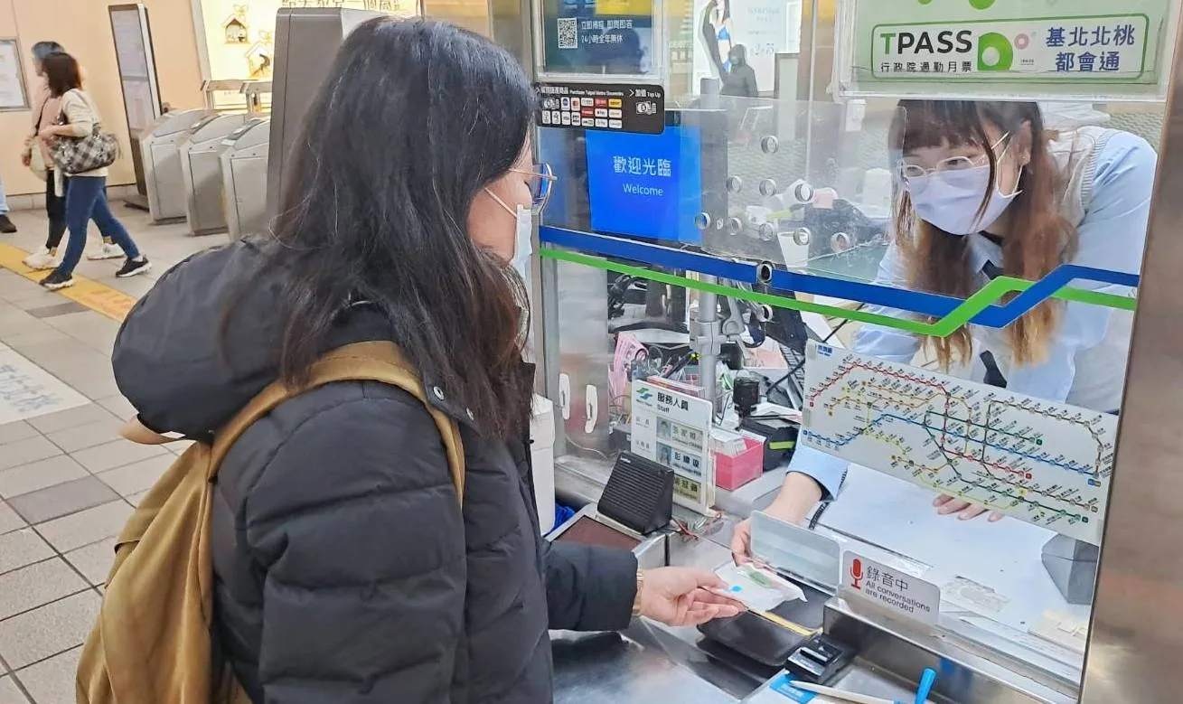北捷自2025年7月起,將免費生理用品服務擴大至捷運系統各車站詢問處。旅客臨時有需求時,可就近向車站人員免費索取。(圖/取自台北捷運)
