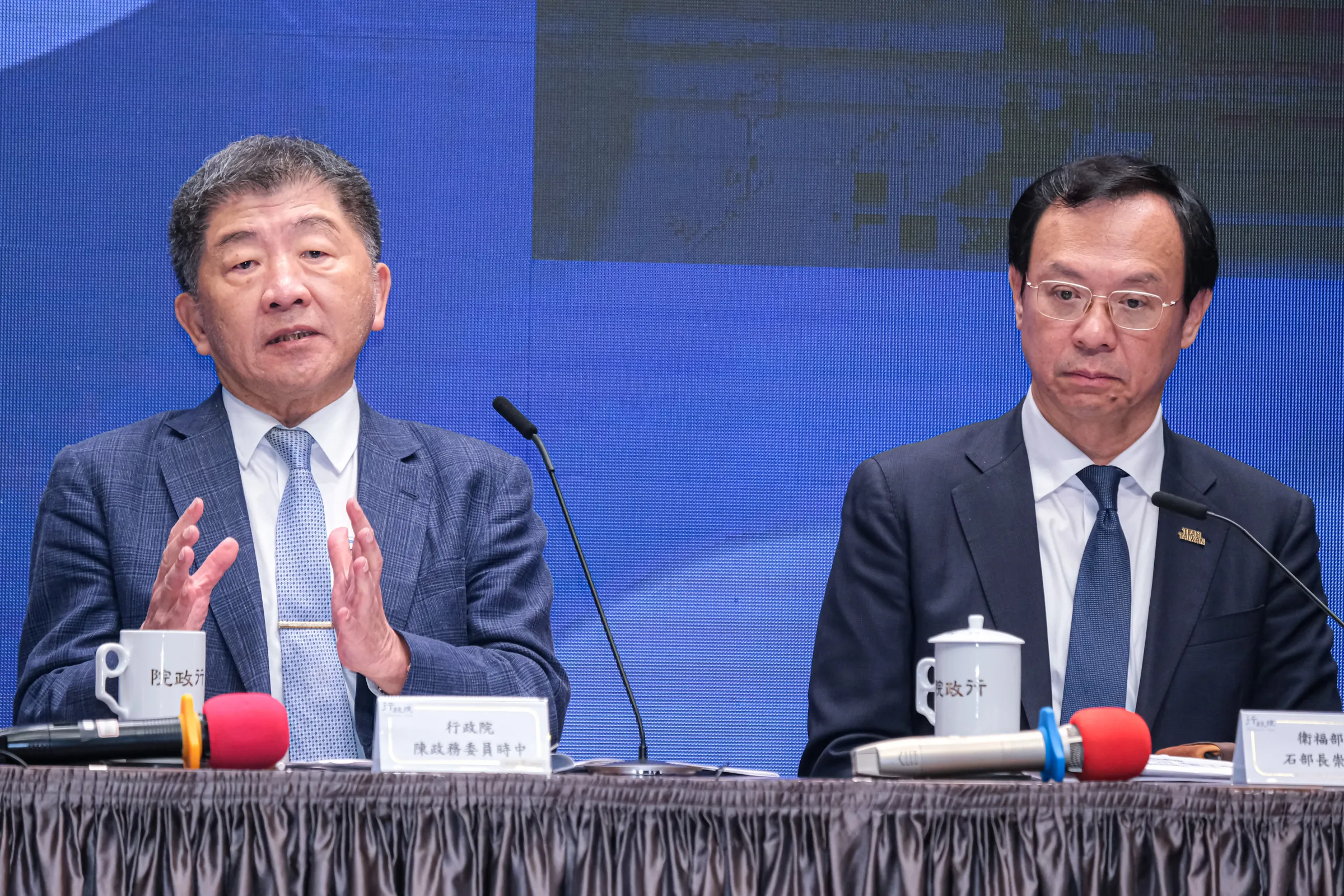 20260723-行政院院會後記者會於23日舉行,圖為行政院政務委員陳時中(左)、衛福部長石崇良(右)。(劉偉宏攝)