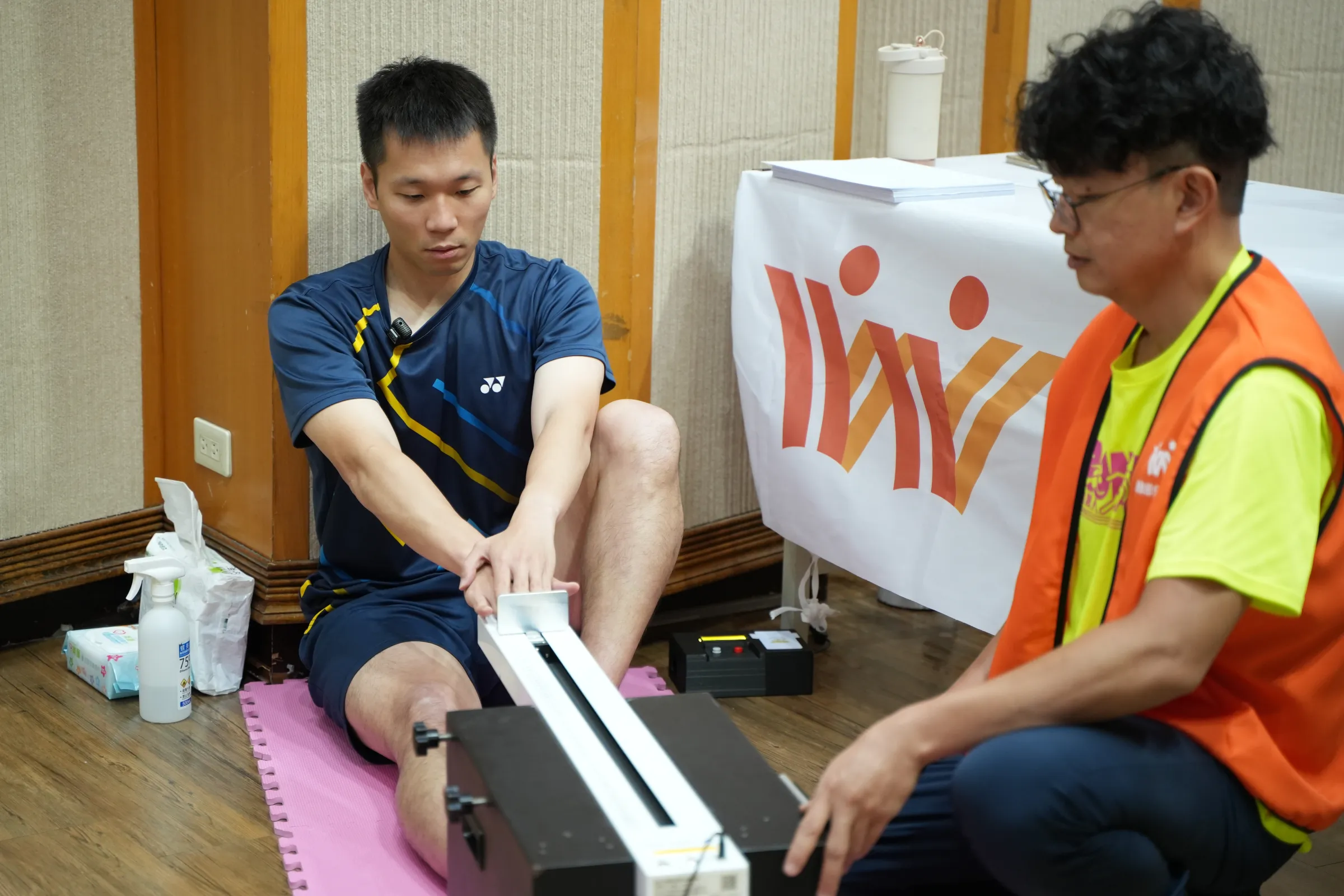 運動部李洋部長親自體驗科技體適能檢測,號召全民一起透過科學化檢測掌握自身健康體適能。(圖/全民運動署運動健康組提供)