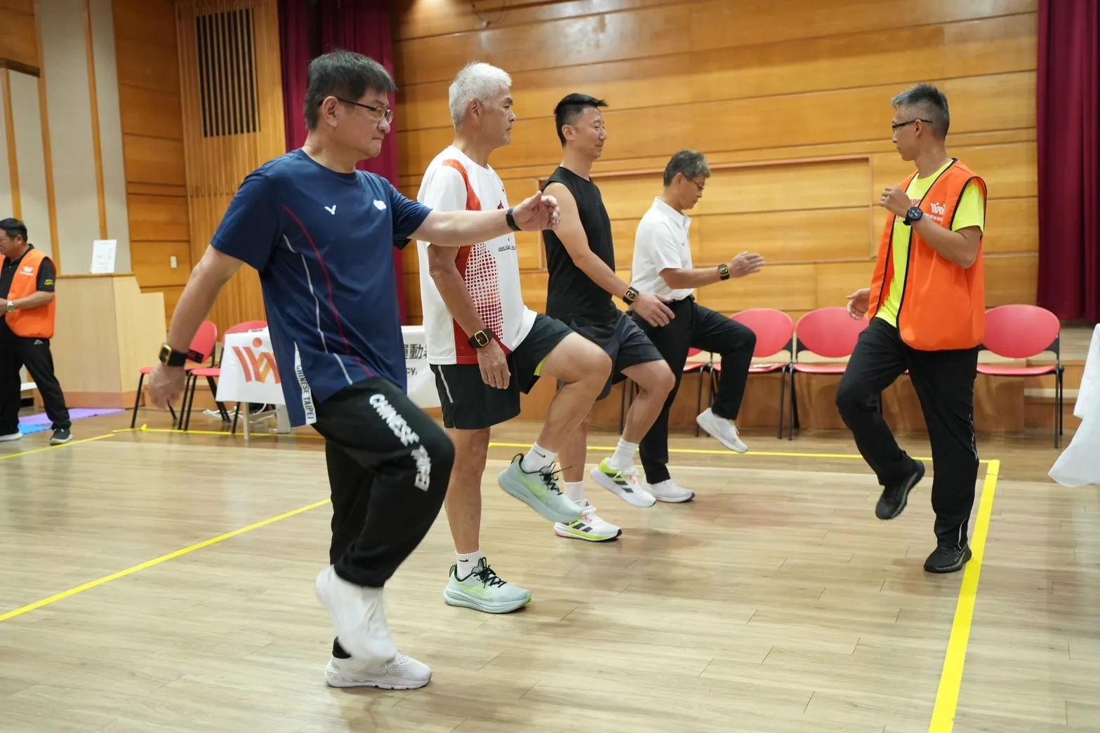 運動部次長黃啟煌、洪志昌及全民運動署署長房瑞文參與心肺適能檢測,實際體驗原地抬膝踏步項目。(圖/全民運動署運動健康組提供)